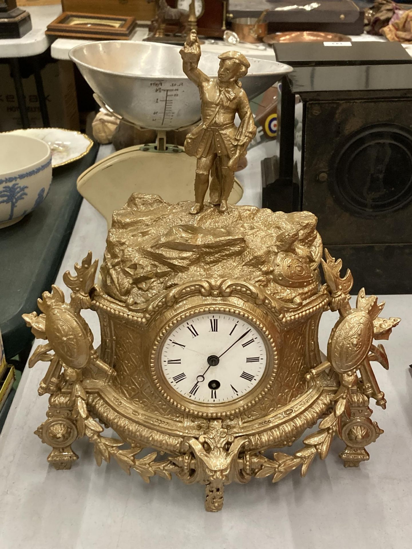 A FRENCH STYLE GILT EFFECT ORNATE MANTLE CLOCK AND ONYX GARNITURE SET WITH FIGURAL TOP - Bild 2 aus 4