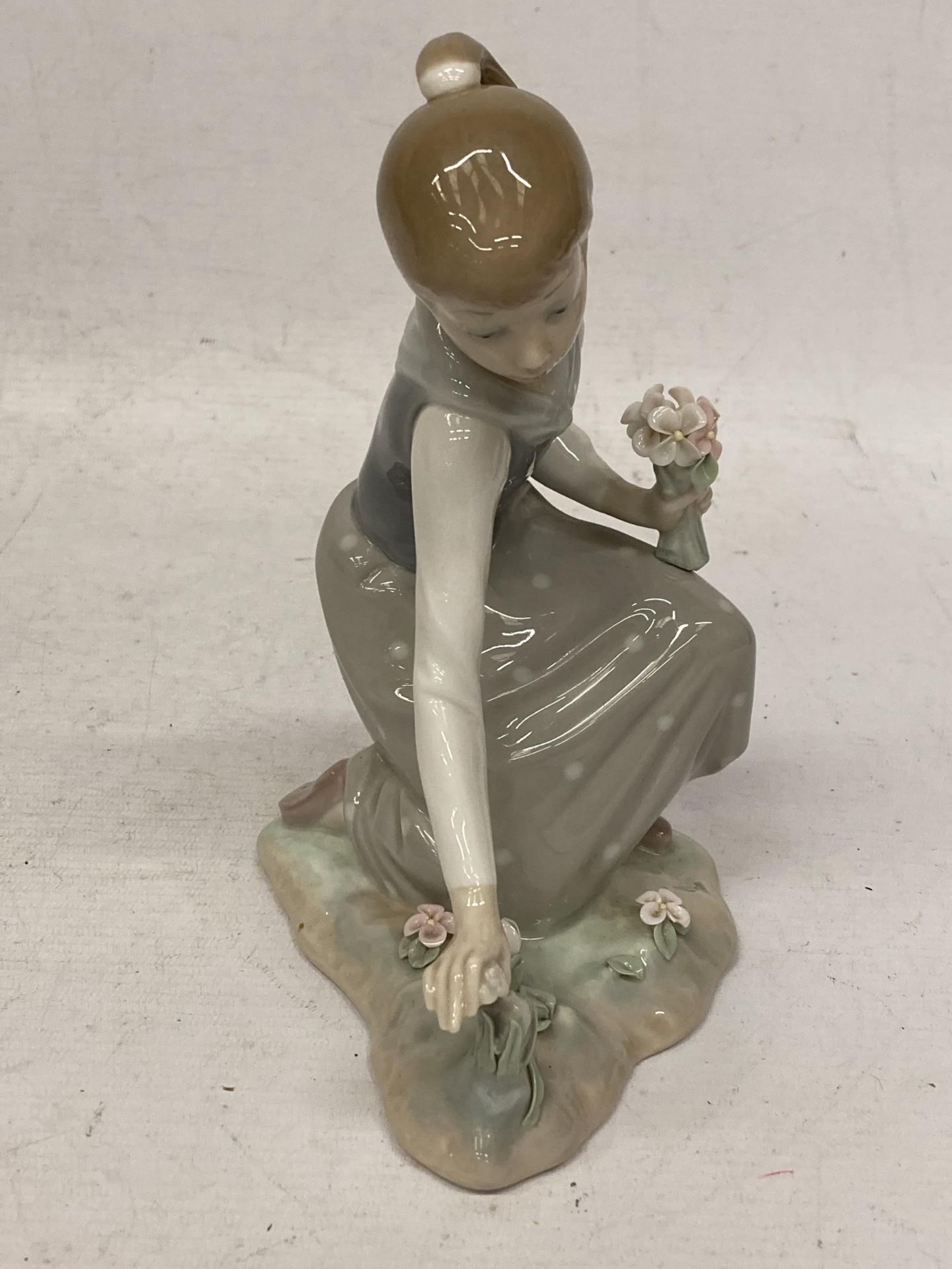 A LLADRO FIGURE OF A GIRL WITH FLOWERS - Image 2 of 4