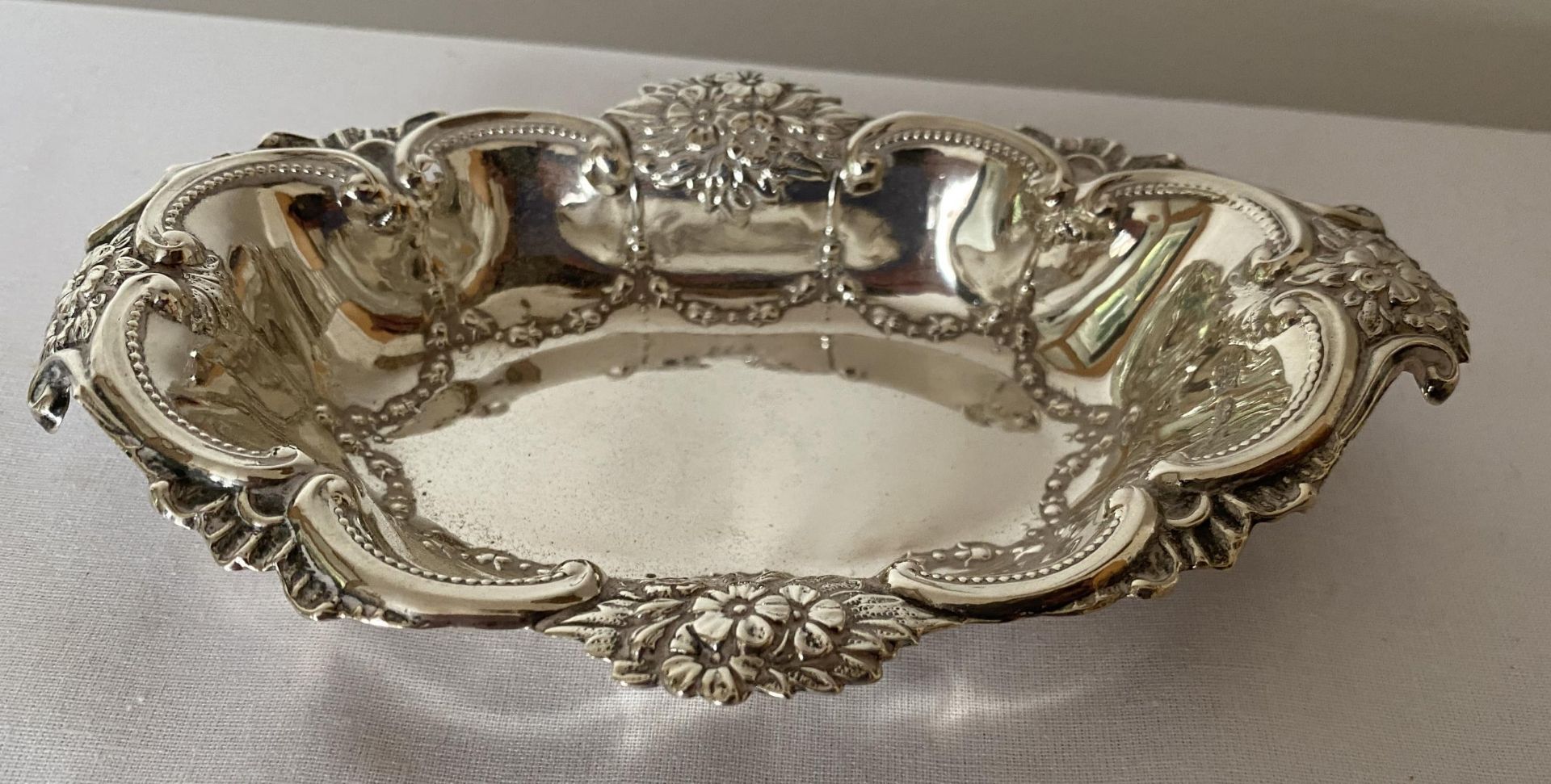 A 1901 HALLMARKED CHESTER SILVER DISH, MAKER GEORGE NATHAN & RIDLEY HAYES, GROSS WEIGHT 27 GRAMS - Image 2 of 21