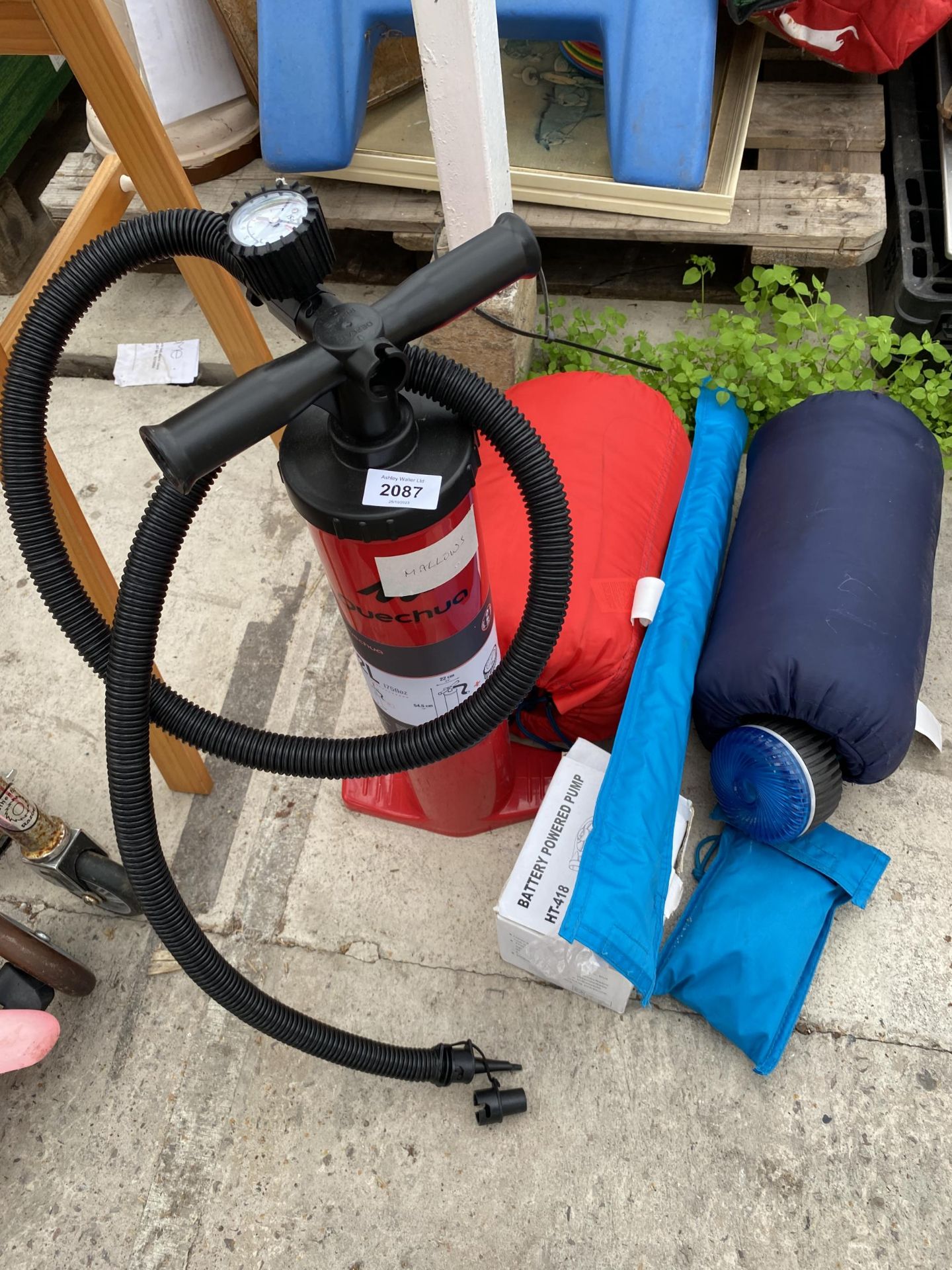 AN ASSORTMENT OF CAMPING ITEMS TO INCLUDE SLEEPING BAGS AND A PUMP ETC
