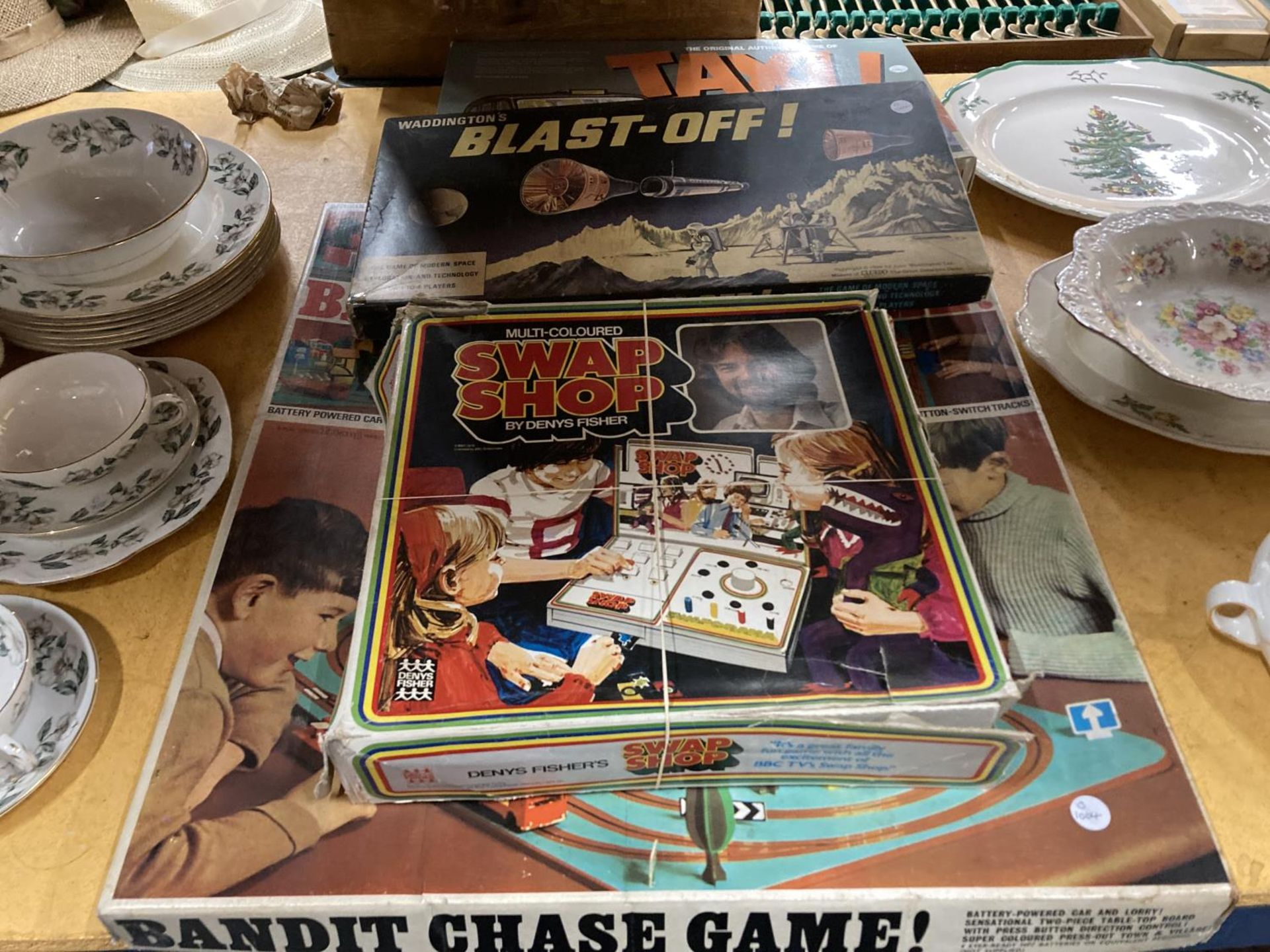 FOUR VINTAGE BOARD GAMES TO INCLUDE 'BANDIT CHASE GAME', MULTI-COLOURED SWAP SHOP, WADDINGTON'S
