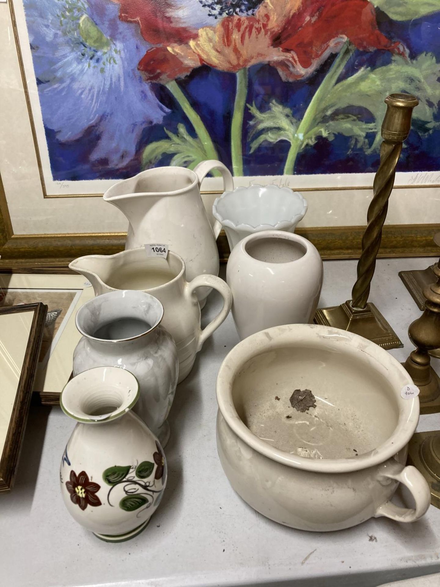 A QUANTITY OF VINTAGE POTTERY TO INCLUDE A CHAMBER POT, VASES AND JUGS