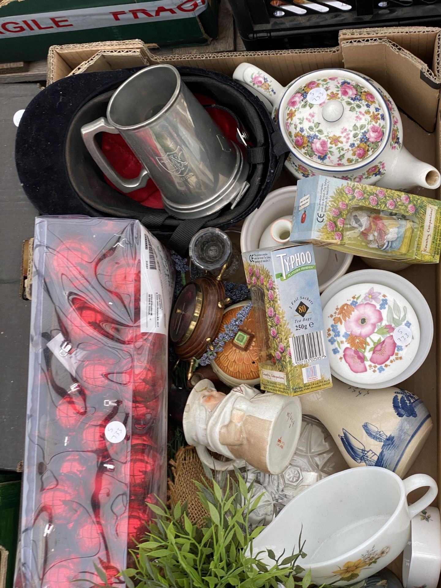 AN ASSORTMENT OF HOSUEHOLD CLEARANCE ITEMS TO INCLUDE CERAMICS AND GLASSWARE ETC - Image 5 of 6