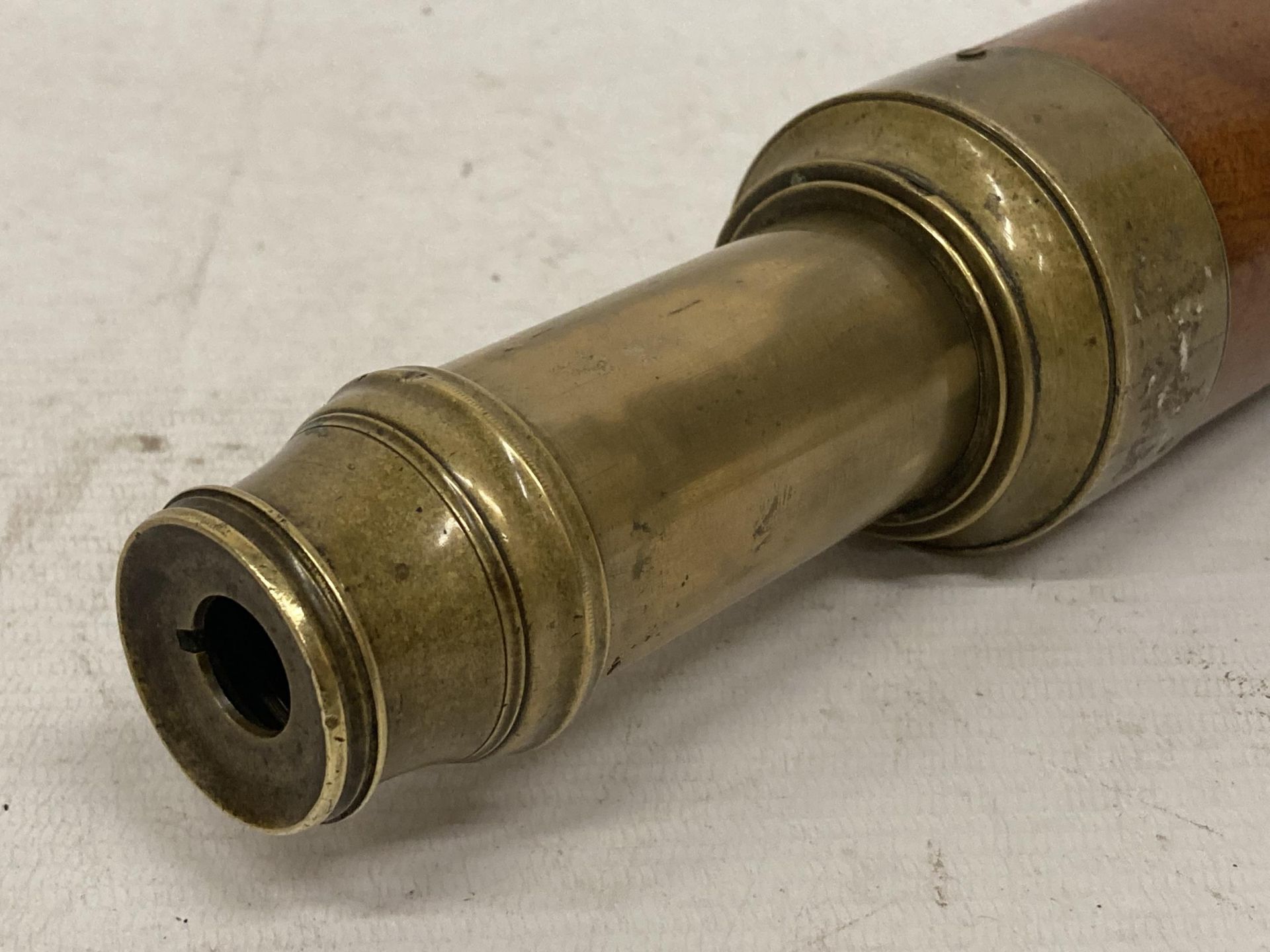 A VINTAGE BRASS AND WOODEN THREE SECTION TELESCOPE - Image 3 of 4