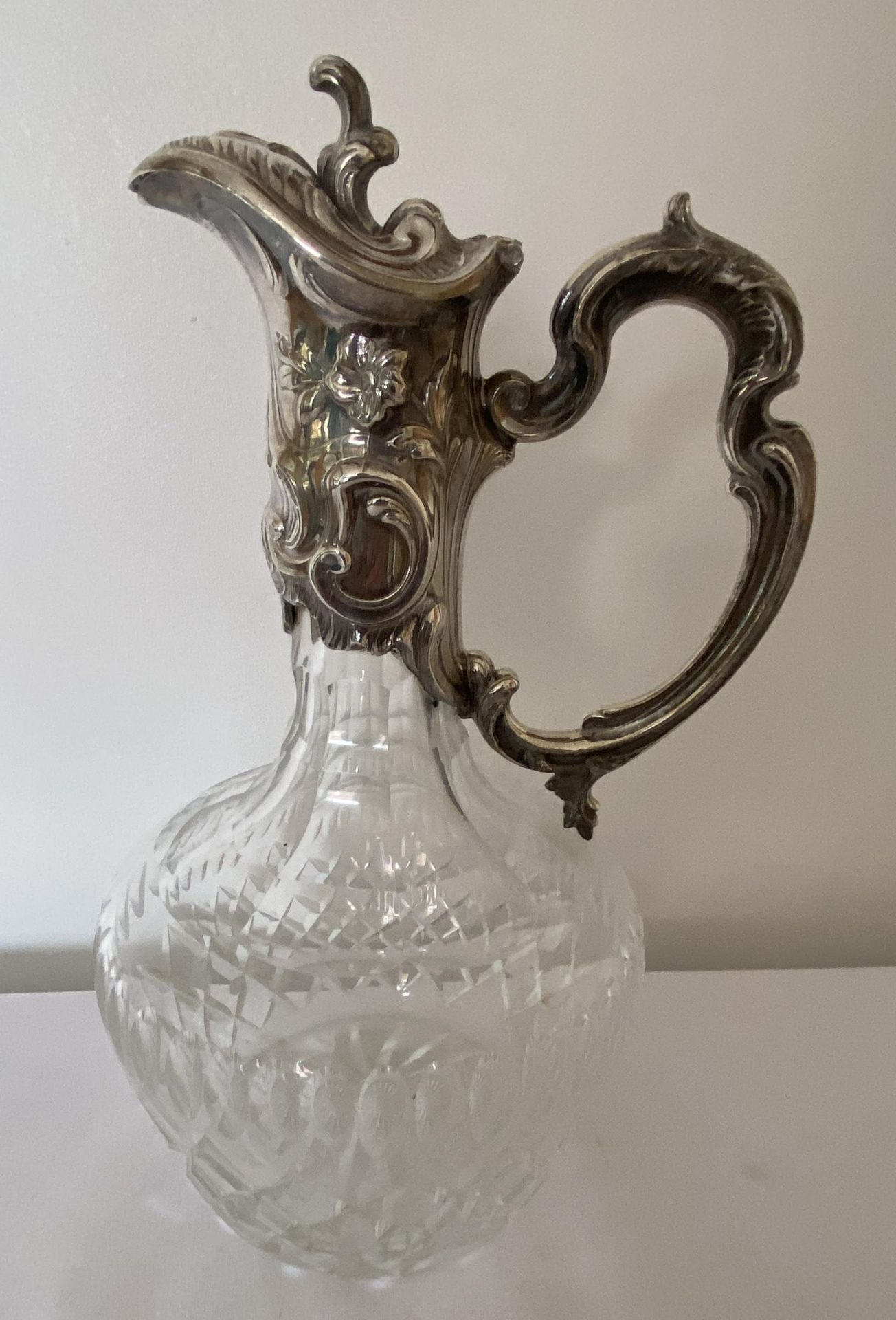 A GEORGE VI 1945 HALLMARKED IMPORT LONDON SILVER AND CUT GLASS CLARET JUG, MAKER MARK INDISTINCT