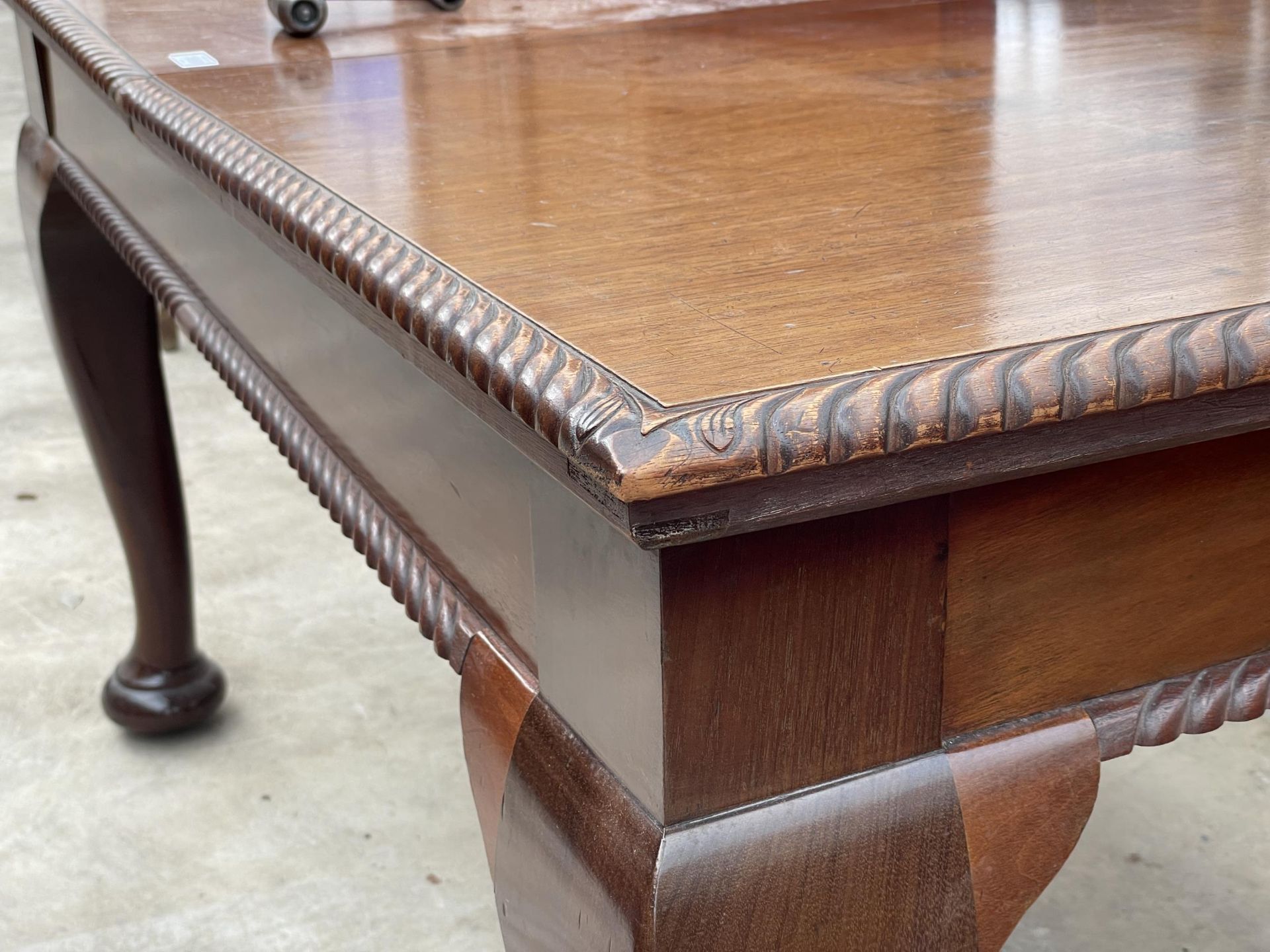 AN EARLY 20TH CENTURY MAHOGANY WIND-OUT DINING TABLE ON CABRIOLE LEGS, WITH ROPE EDGE, 57 X 41" ( - Image 3 of 7