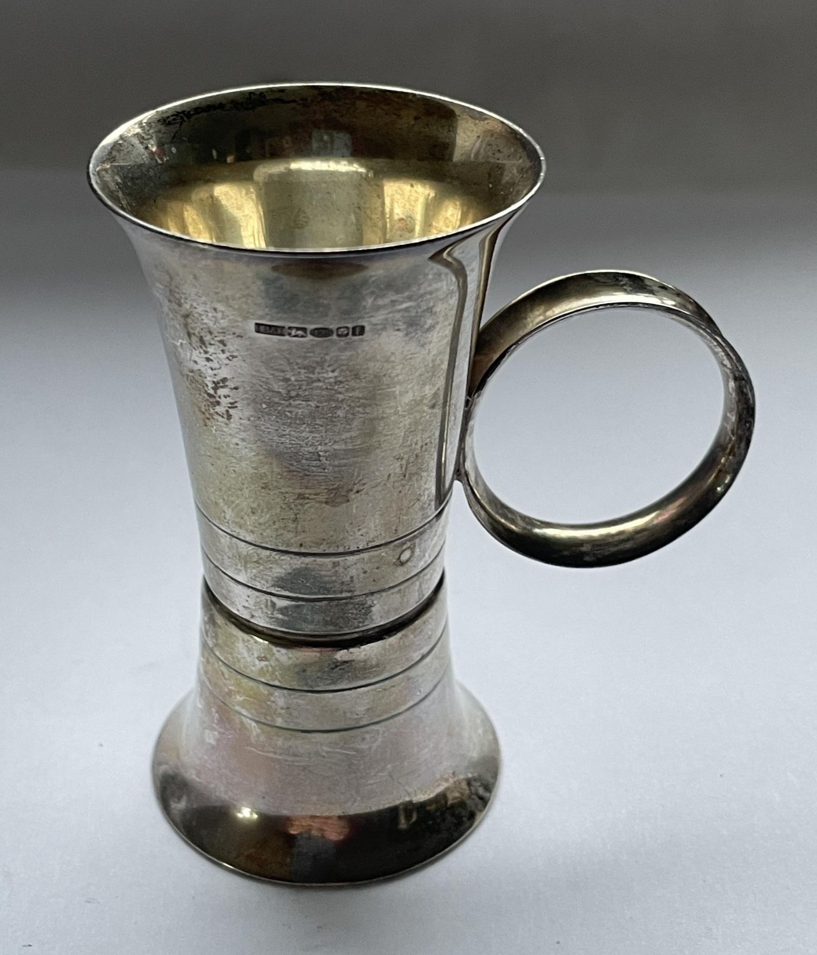 AN ELIZABETH II 2005 HALLMARKED LONDON SILVER DOUBLE SHOT MEASURE CUP, MAKER HARRISON BROTHERS AND