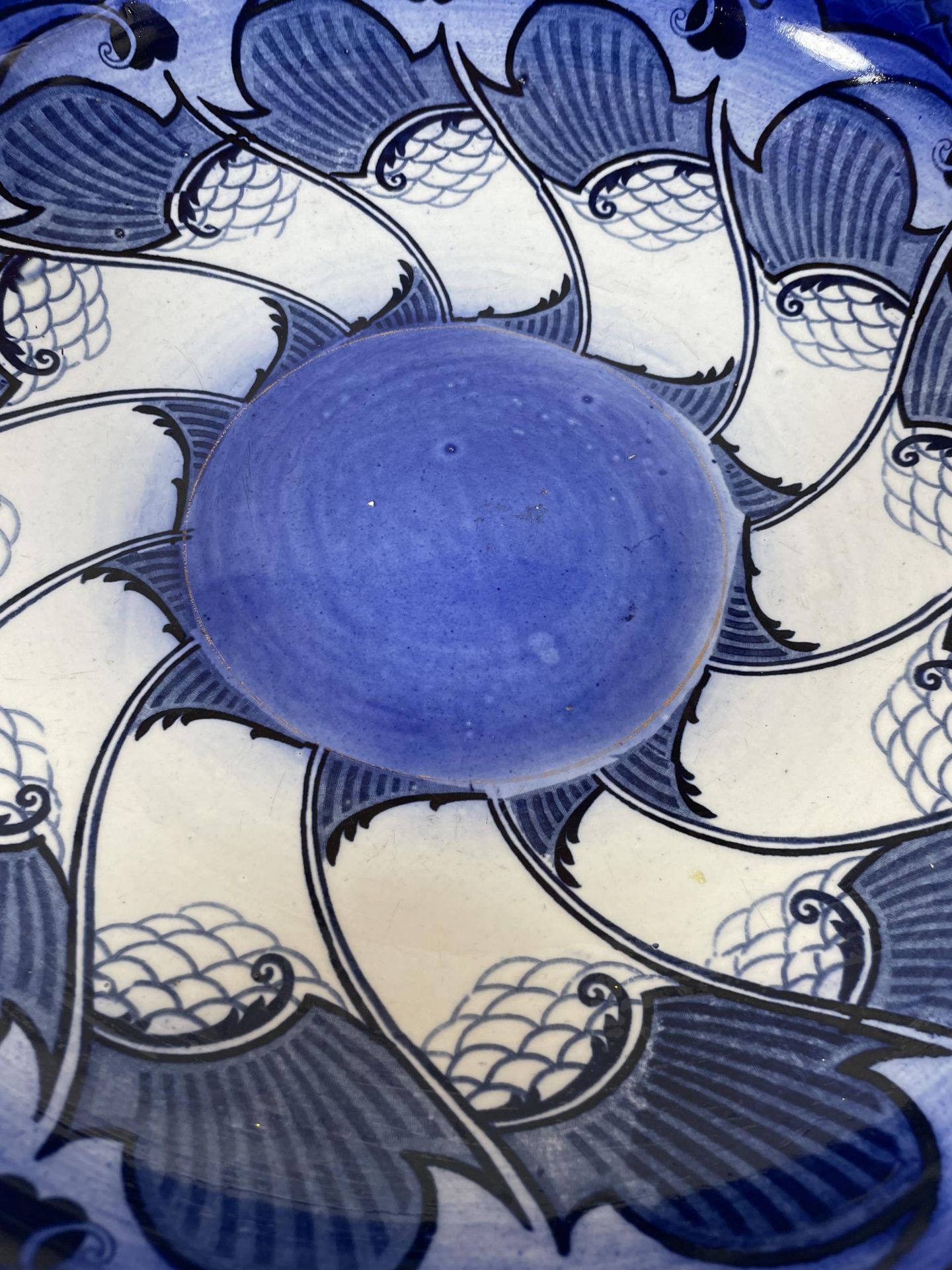 A LARGE ART NOUVEAU ROYAL DOULTON BLUE AND WHITE GEOMETRIC FRUIT BOWL WITH ARTISTS MONOGRAM TO BASE - Image 2 of 5