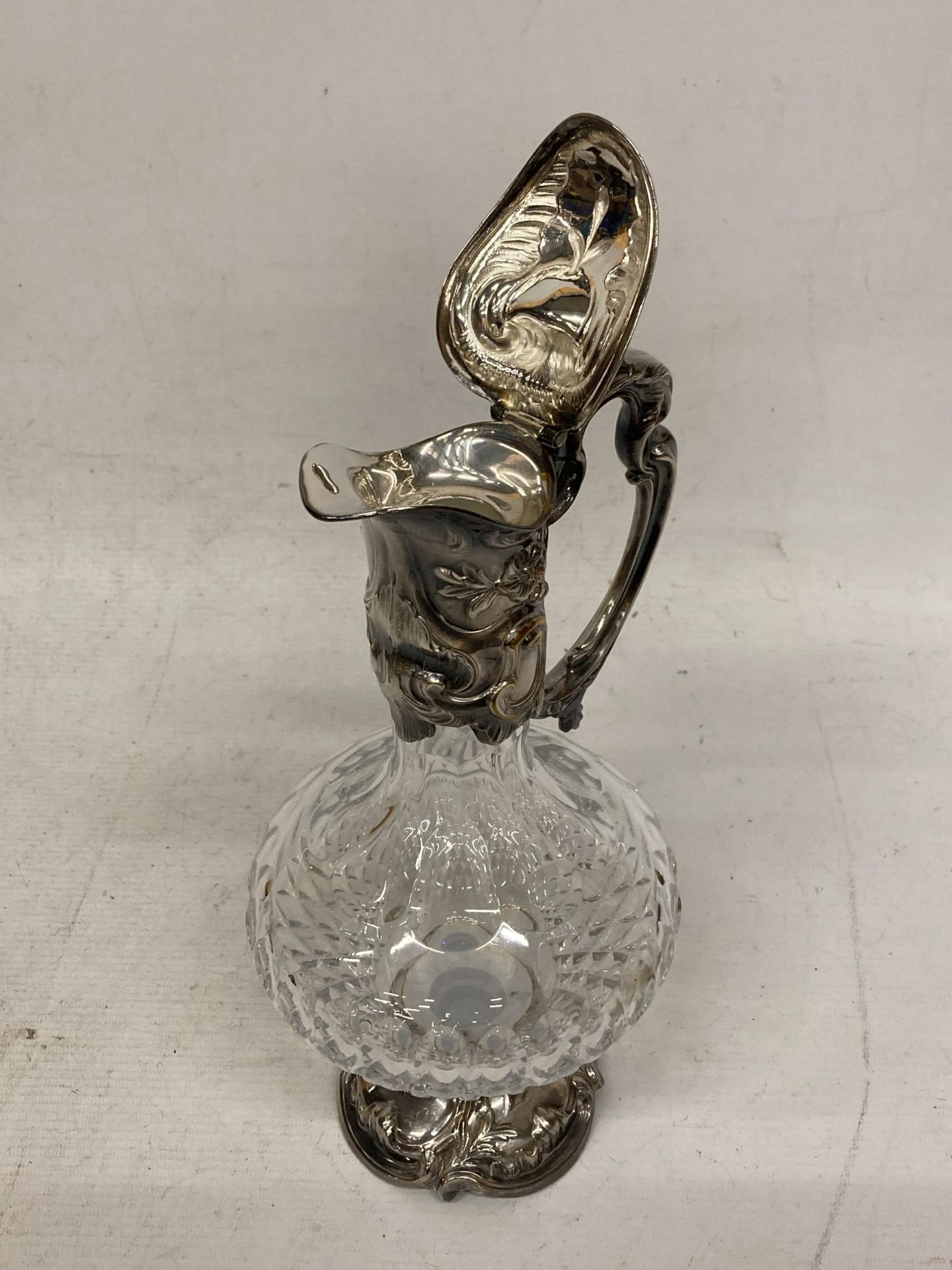 AN ORNATE SILVER PLATED AND CUT GLASS CLARET JUG - Image 3 of 6