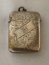 A VICTORIAN 1899 HALLMARKED BIRMINGHAM SILVER VESTA CASE, MAKER POSSIBLY JOHN ROSE, GROSS WEIGHT