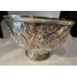 A 1901 HALLMARKED LONDON SILVER DECORATIVE FOOTED BOWL, INDISTINCT MAKER, GROSS WEIGHT 385 GRAMS