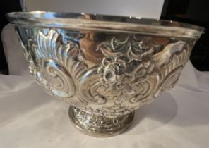 A 1901 HALLMARKED LONDON SILVER DECORATIVE FOOTED BOWL, INDISTINCT MAKER, GROSS WEIGHT 385 GRAMS