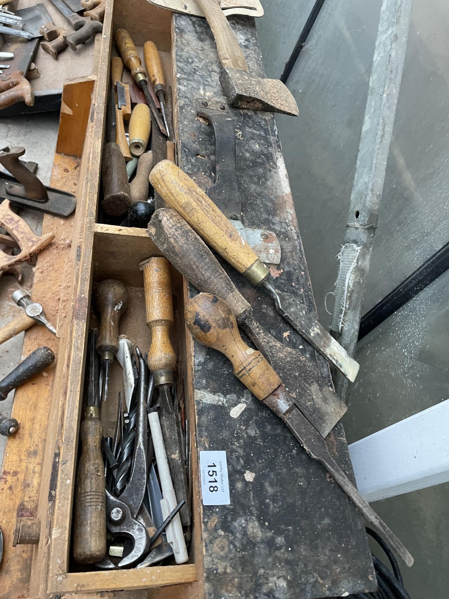 A VINTAGE WOODEN JOINERS CHEST TO INCLUDE AN ASSORTMENT OF TOOLS TO INCLUDE HAMMERS AND WOOD - Image 3 of 5