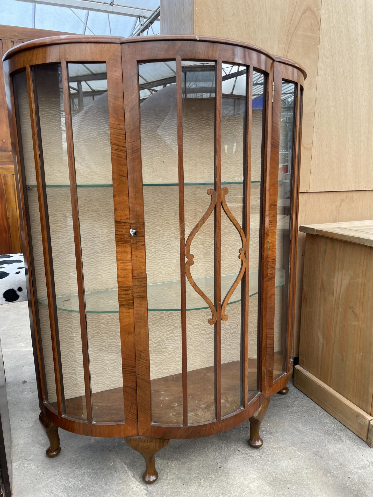 A MID 20TH CENTURY BOWFRONTED CHINA CABINET ON CABRIOLE LEGS, 36" WIDE - Image 2 of 2
