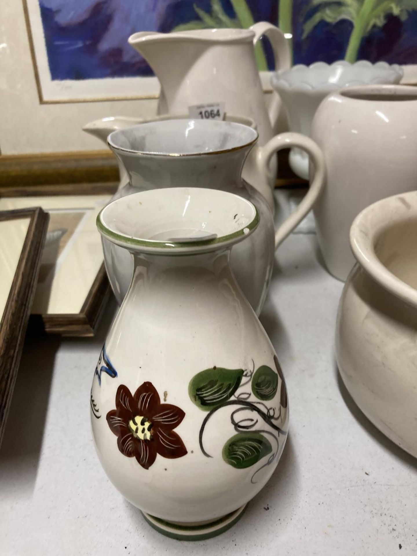 A QUANTITY OF VINTAGE POTTERY TO INCLUDE A CHAMBER POT, VASES AND JUGS - Image 2 of 3