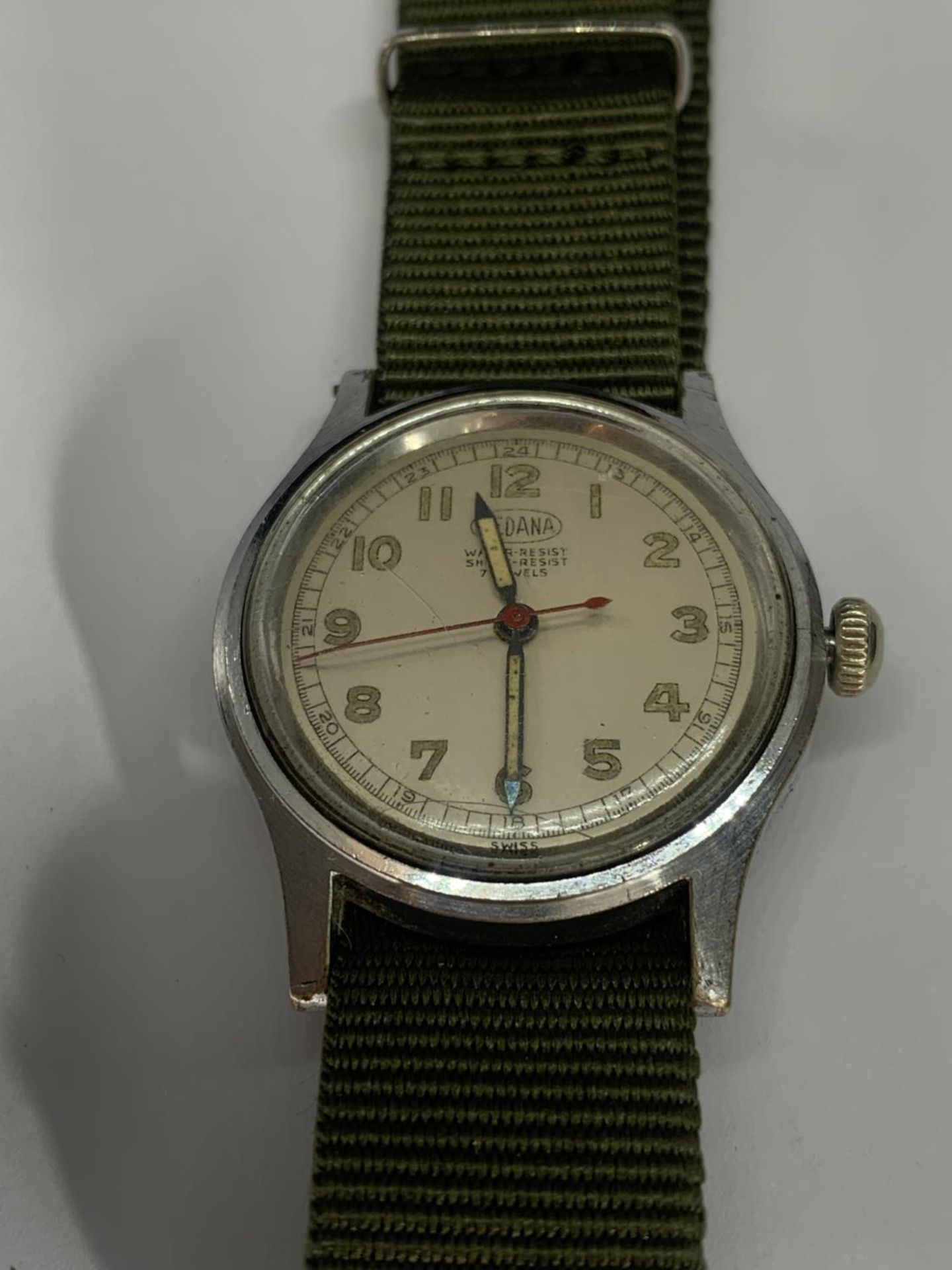 A GENTS VINTAGE WRIST WATCH, WORKING AT TIME OF LOTTING - Bild 2 aus 2