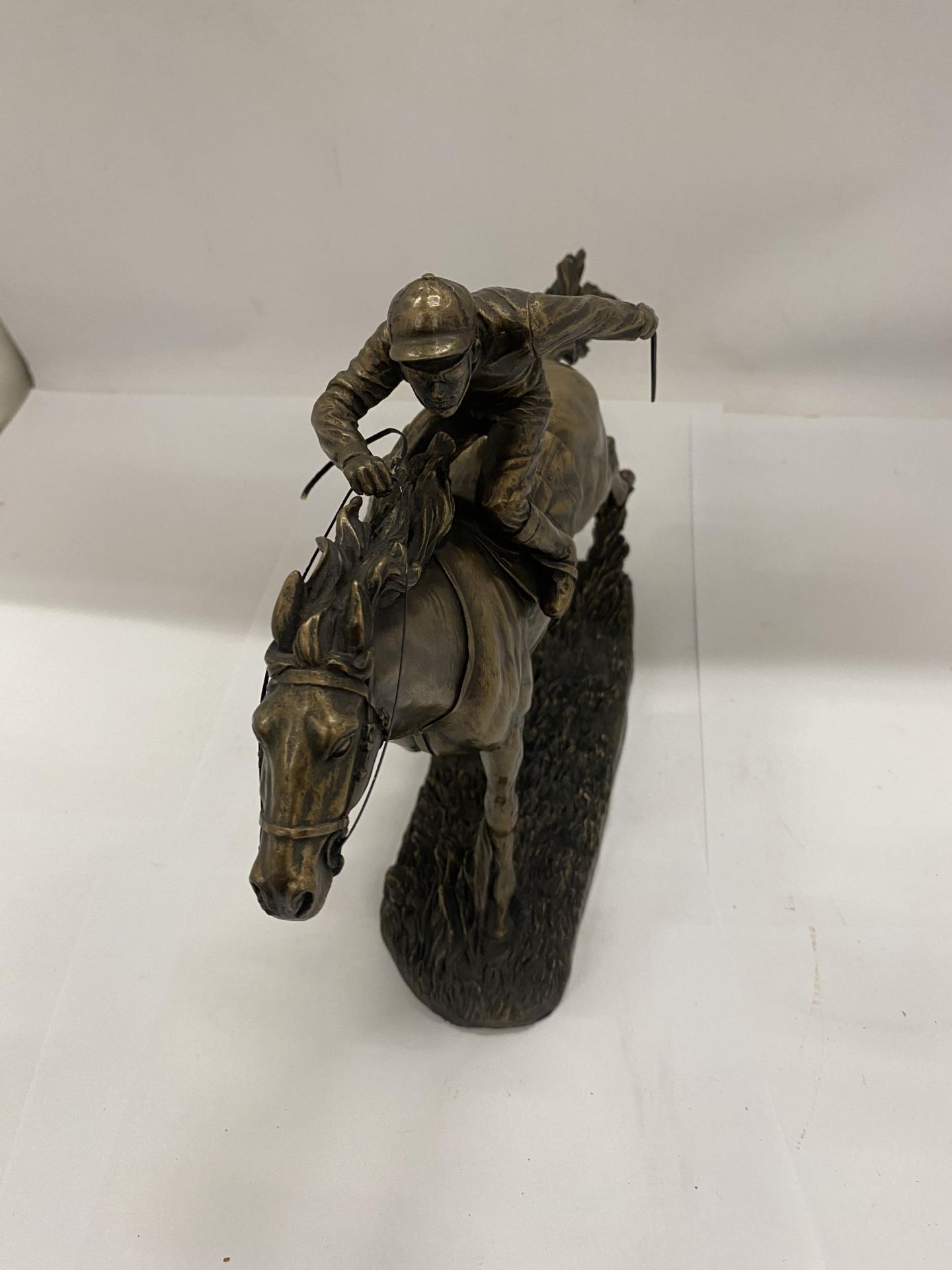 A RESIN FIGURE OF A RACEHORSE AND JOCKEY, HEIGHT 21CM, LENGTH 30CM - Bild 2 aus 4