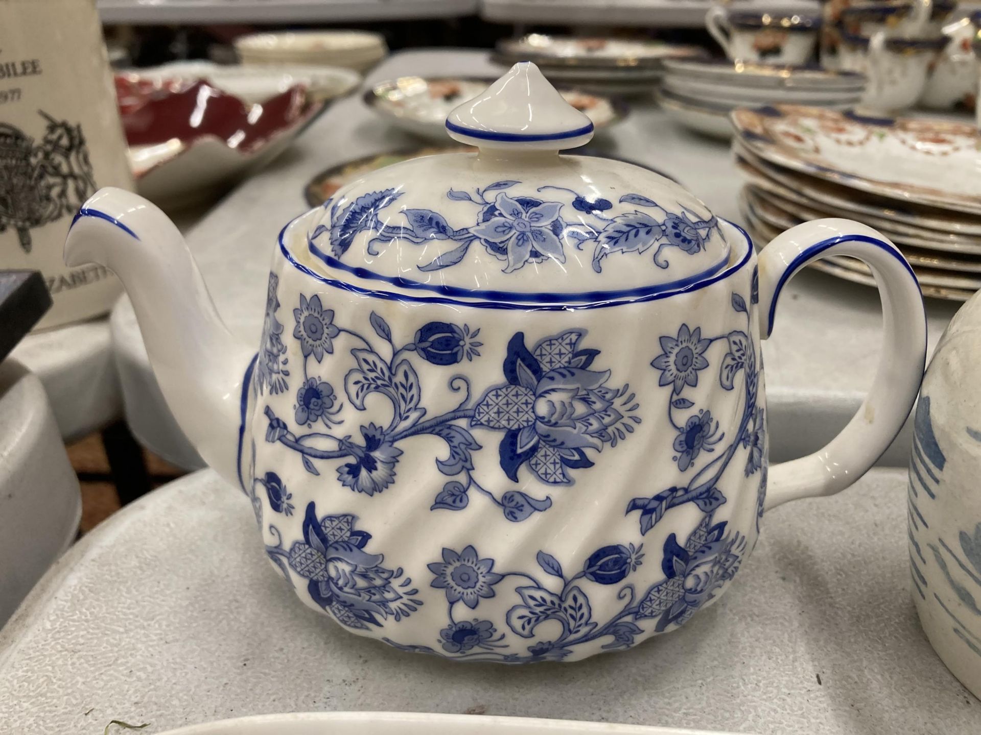 A MIXED LOT OF CERAMICS TO INCLUDE BLUE AND WHITE, CROWN DEVON HEN LIDDED POT, MINTON HARDWICK - Bild 2 aus 8