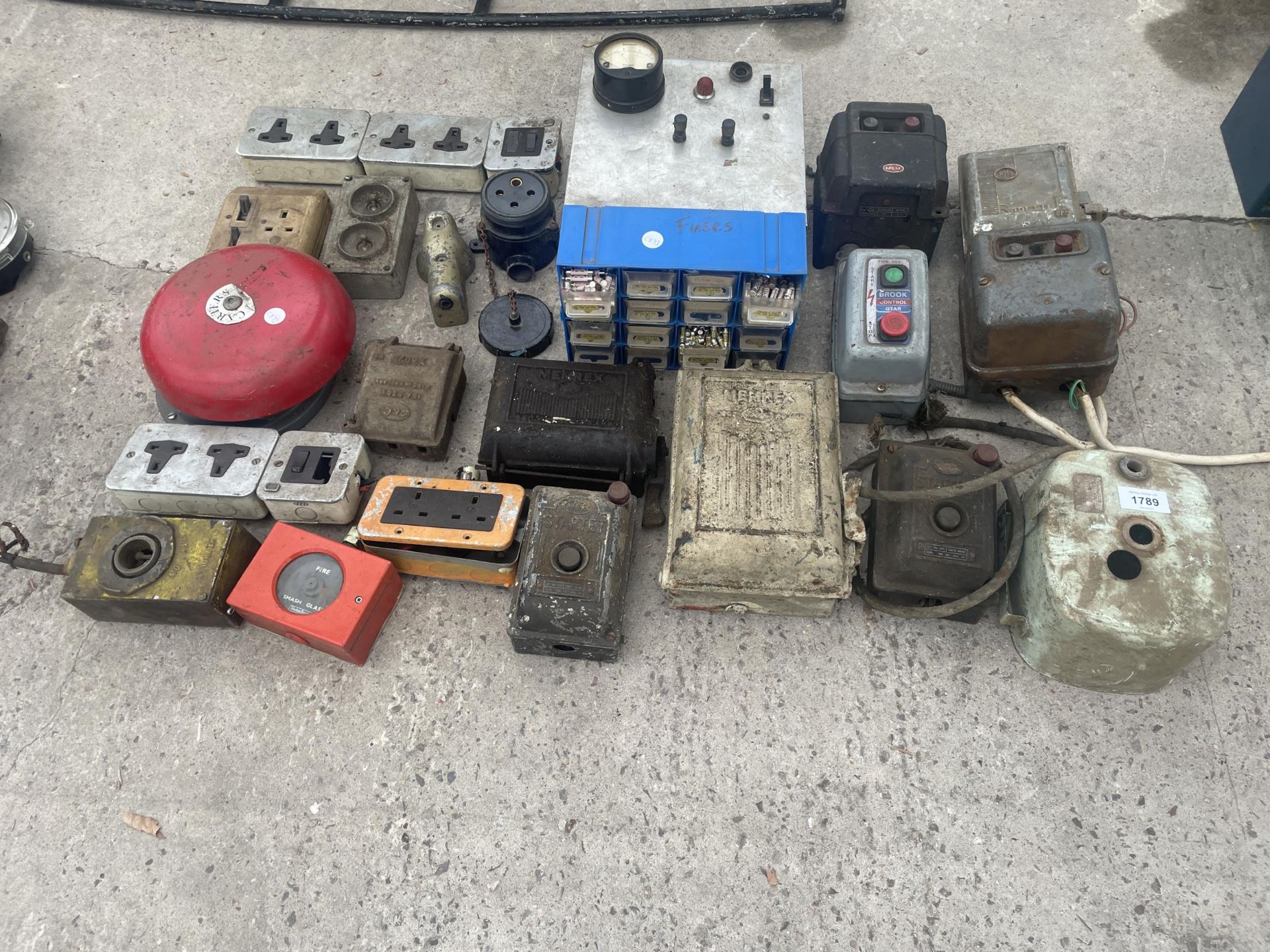 AN ASSORTMENT OF ELECTRICAL HARDWARE TO INCLUDE SOCKETS AND SWITCH BOXES ETC
