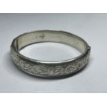 A HALLMARKED BIRMINGHAM SILVER BANGLE WEIGHT 21.2 GRAMS