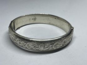 A HALLMARKED BIRMINGHAM SILVER BANGLE WEIGHT 21.2 GRAMS