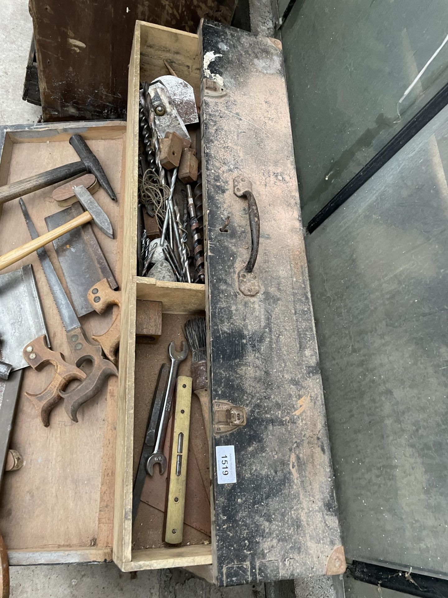 A VINTAGE WOODEN JOINERS CHEST WITH AN ASSORTMENT OF TOOLS TO INCLUDE LATHE CHISELS, SAWS AND - Image 3 of 3