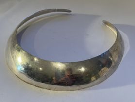 A .925 SILVER NECK COLLAR, WEIGHT 68 GRAMS