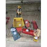 AN ASSORTMENT OF VINTAGE TIN TOYS TO INCLUDE A GOOFY AND CARS ETC