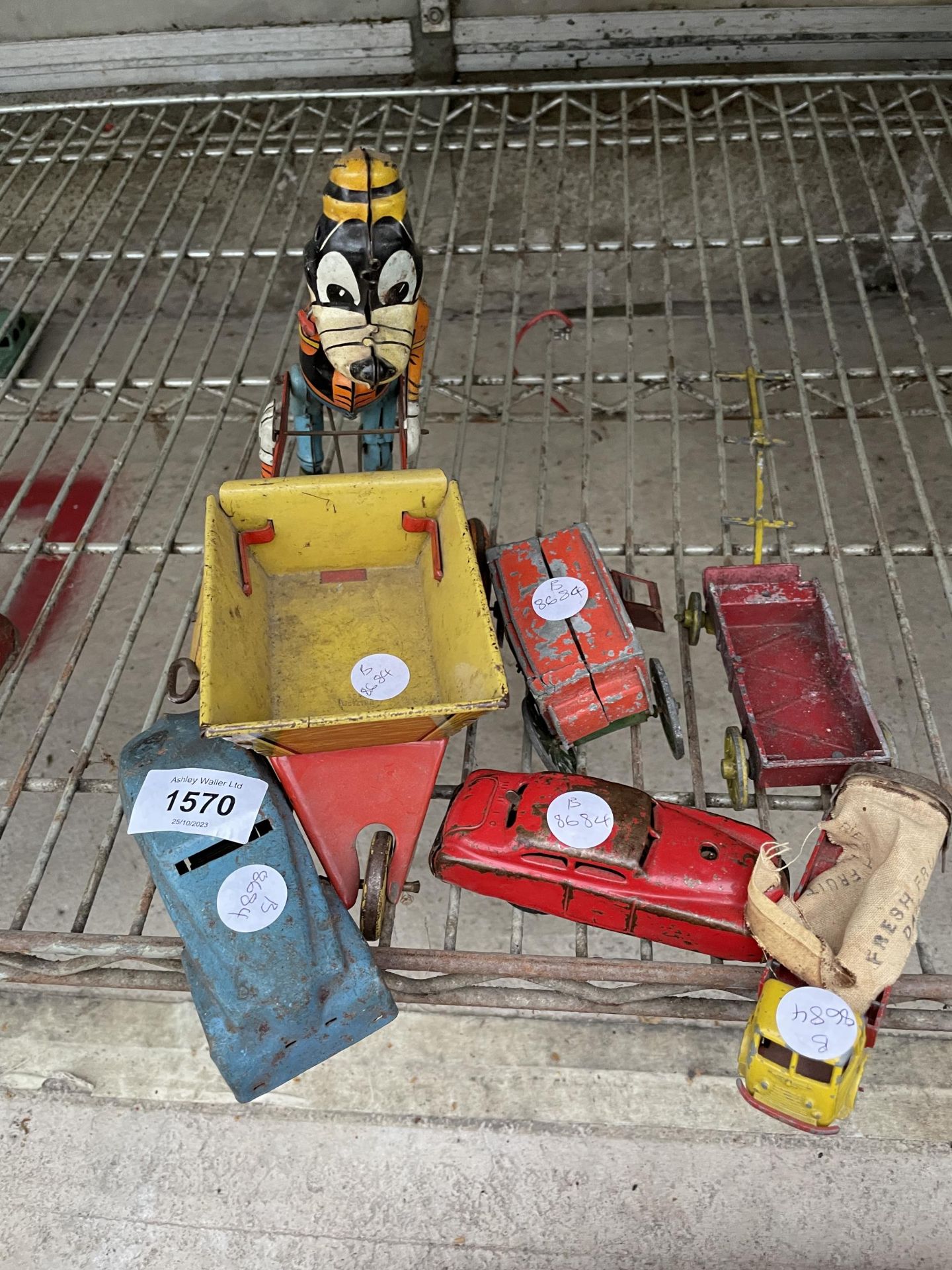 AN ASSORTMENT OF VINTAGE TIN TOYS TO INCLUDE A GOOFY AND CARS ETC