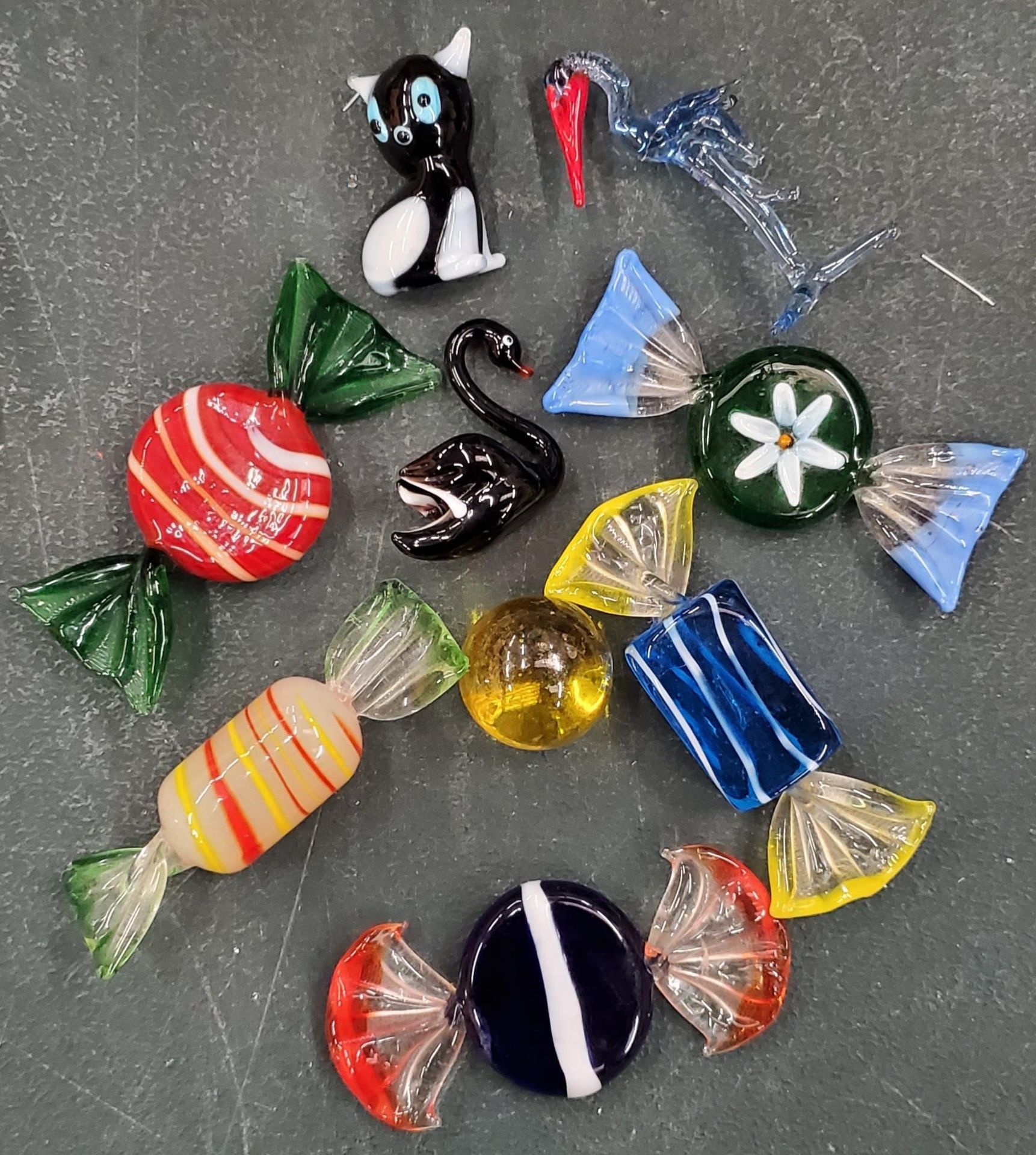 FIVE MURANO STYLE GLASS SWEETS PLUS TWO MINIATURE GLASS ANIMALS