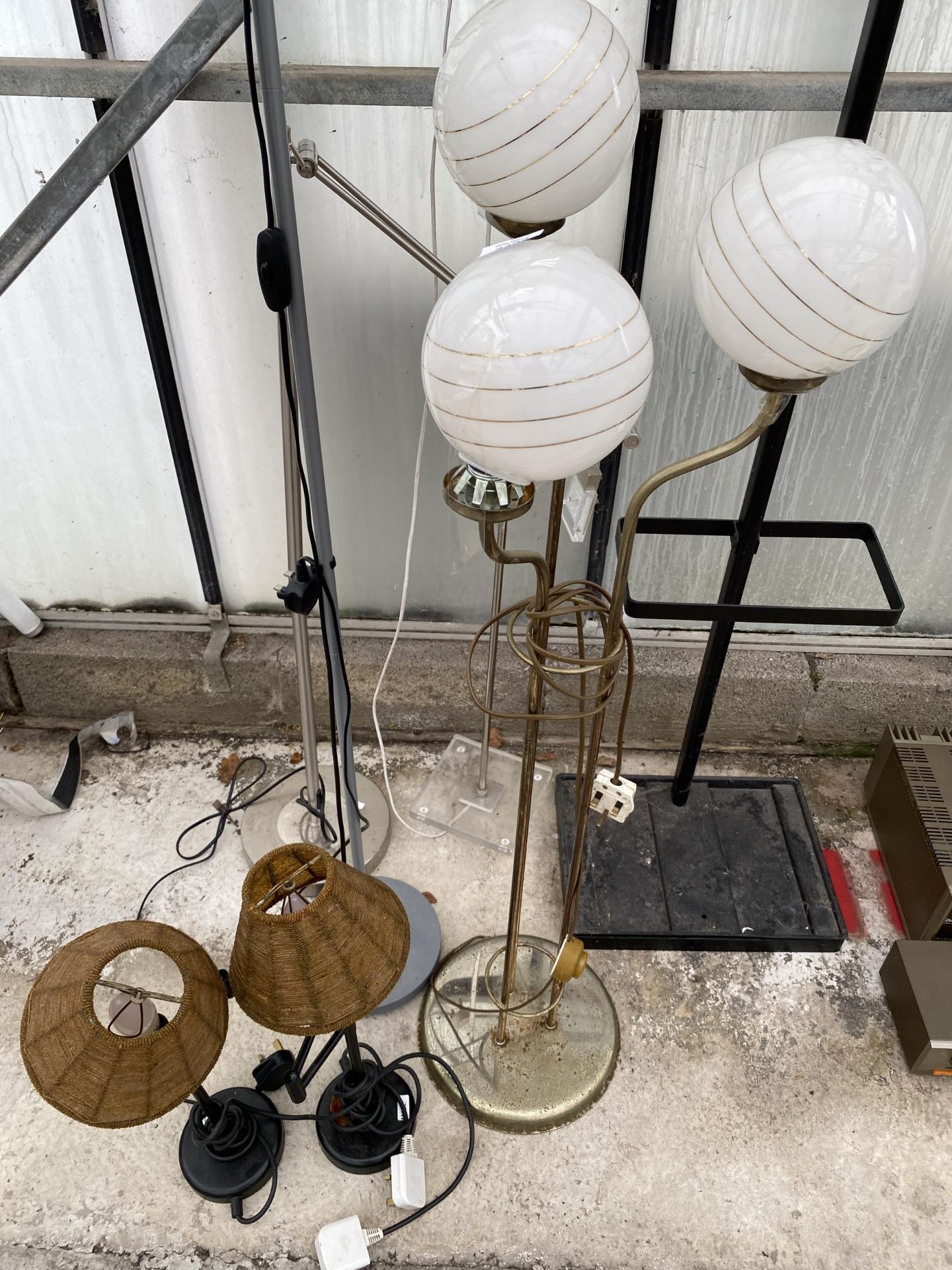 AN ASSORTMENT OF FLOOR AND TABLE LAMPS - Bild 3 aus 5
