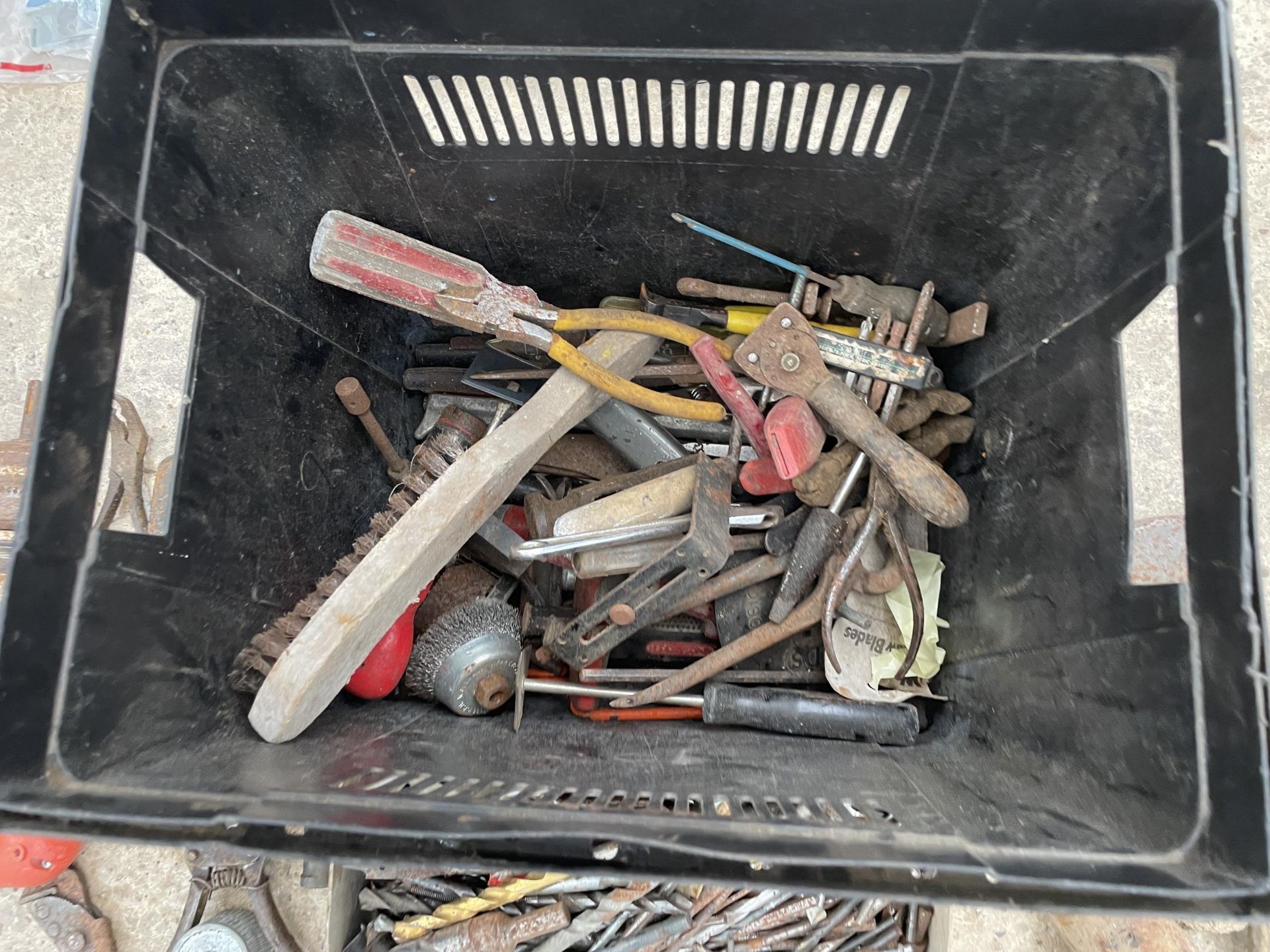 AN ASSORTMENT OF TOOLS TO INCLUDE DRILL BITS, HAMMERS AND PLIERS ETC - Image 2 of 4