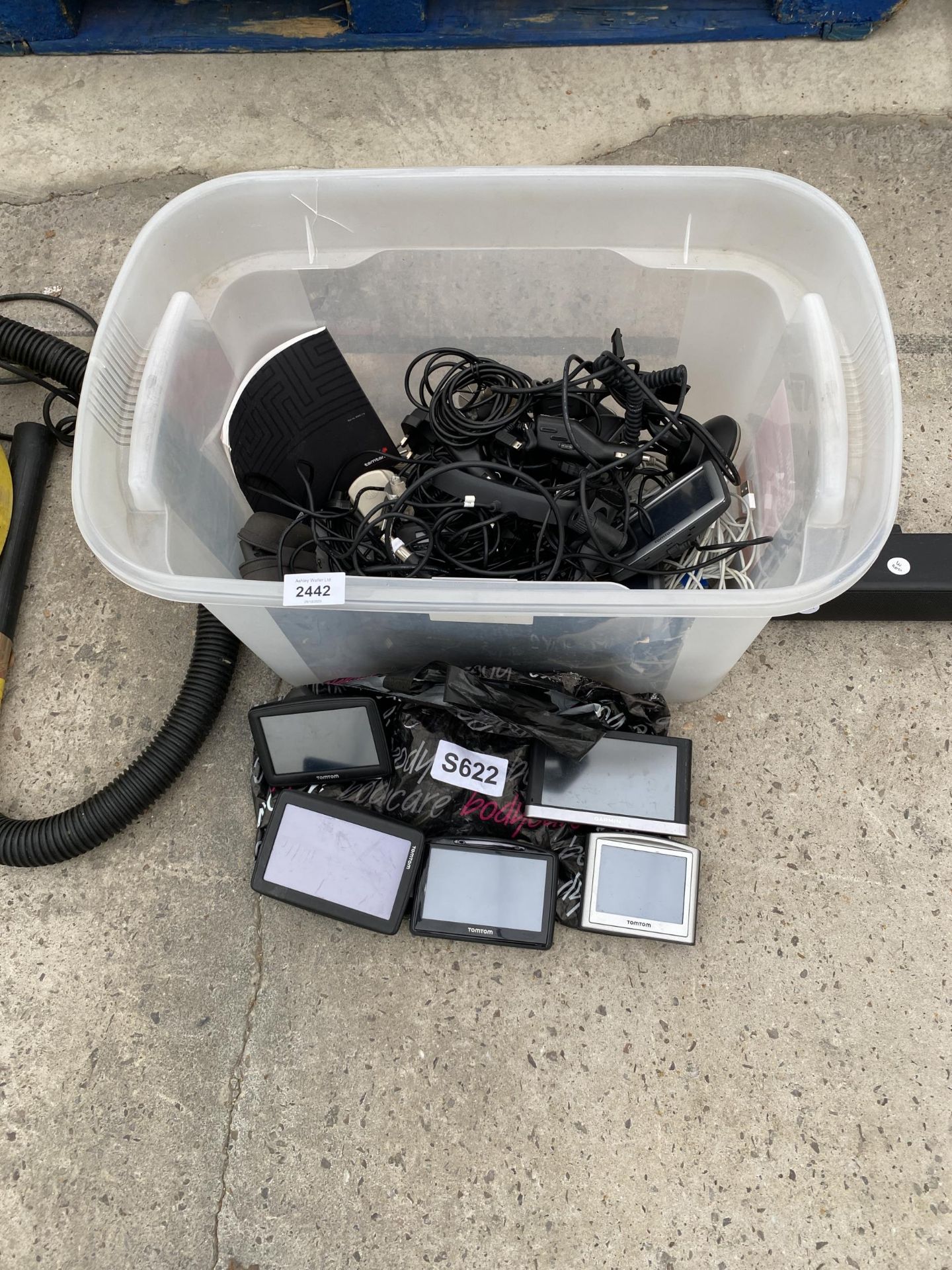 AN ASSORTMENT OF SATNAVS TO INCLUDE GARMIN AND TOMTOM AND AN ASSORTMENT OF CABLES