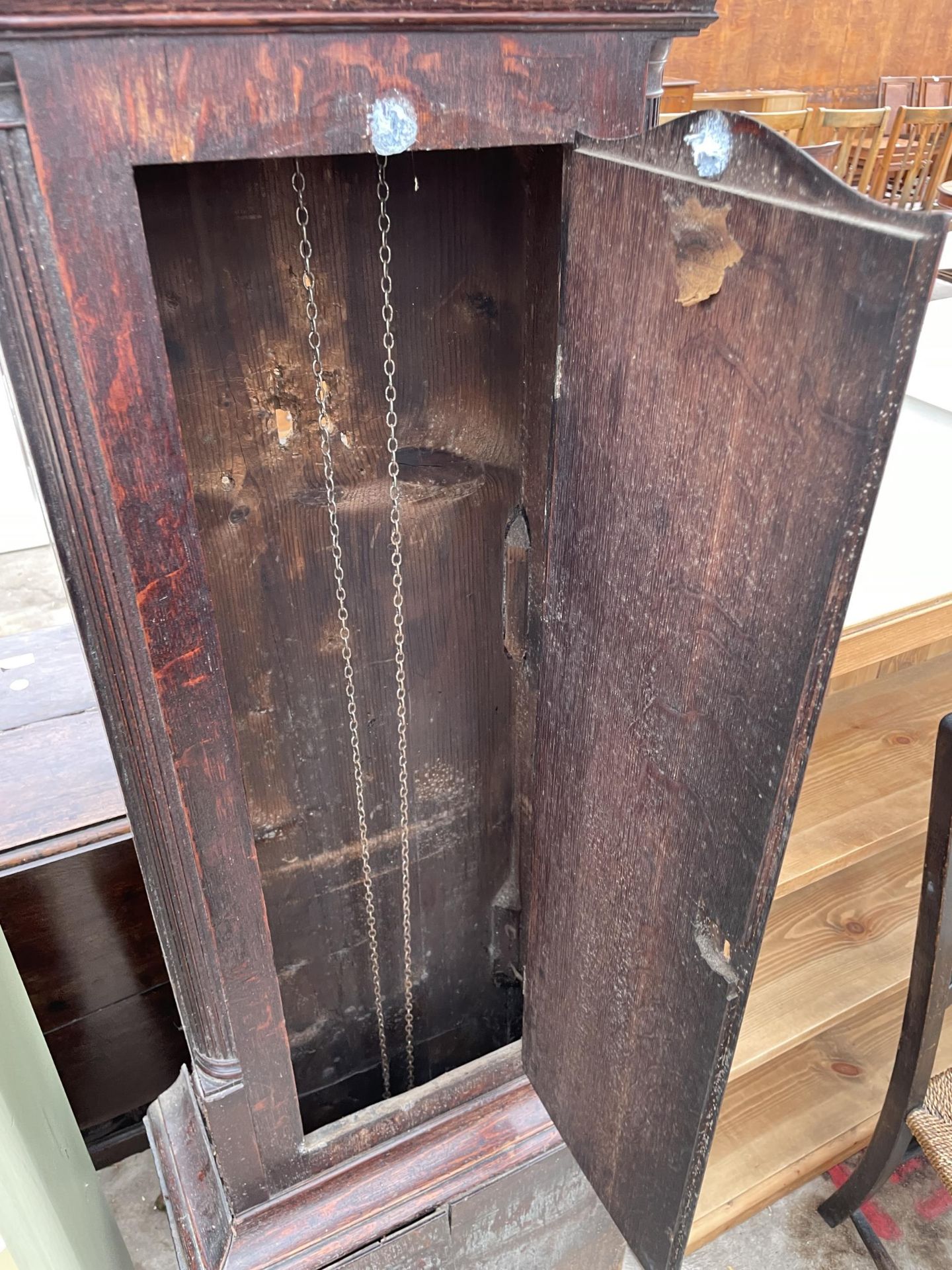 A 19TH CENTURY OAK THIRTY-HOUR LONGCASE CLOCK WITH ROUND ENAMEL DIAL - Bild 5 aus 6