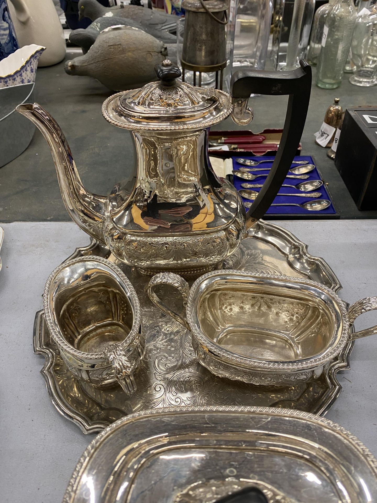 A QUANTITY OF SILVER PLATED ITEMS TO INCLUDE A COFFEE POT, SUGAR BOWL AND CREAM JUG ON A TRAY, A - Image 4 of 4