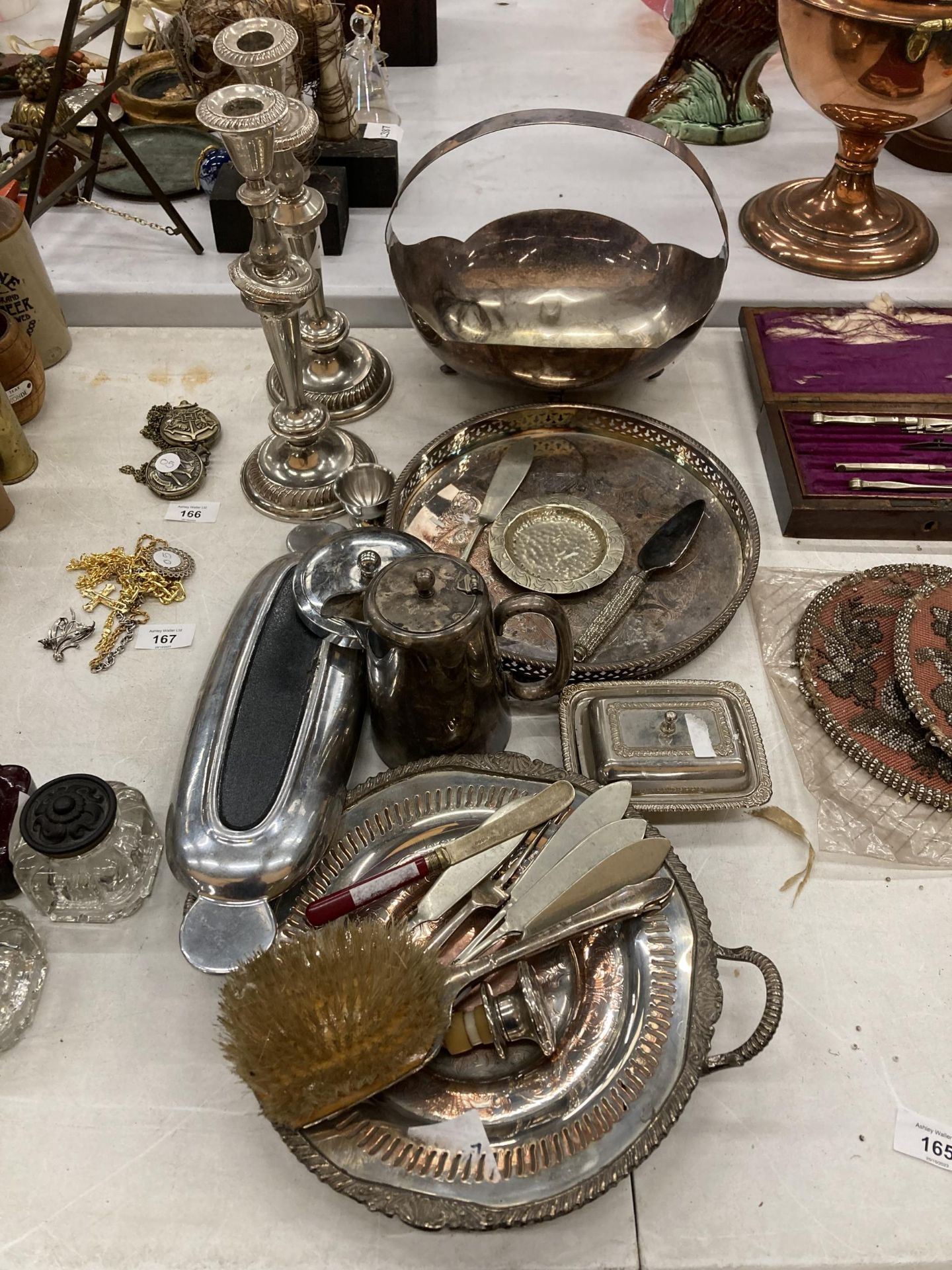 A LARGE QUANTITY OF VINTAGE SILVER PLATED ITEMS TO INCLUDE CANDLESTICKS, A GALLERIED TRAY, LARGE