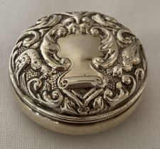 AN ELIZABETH II 1981 HALLMARKED BIRMINGHAM SILVER CIRCULAR PILL BOX WITH GILT INTERIOR, MAKER W I