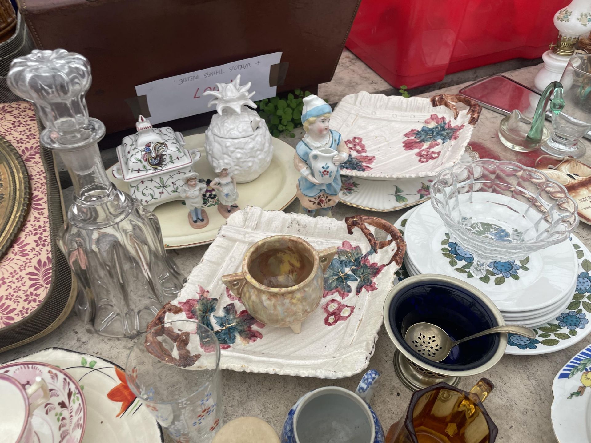 AN ASSORTMENT OF HOUSEHOLD ITEMS TO INCLUDE CERAMICS AND GLASS WARE ETC - Image 3 of 5