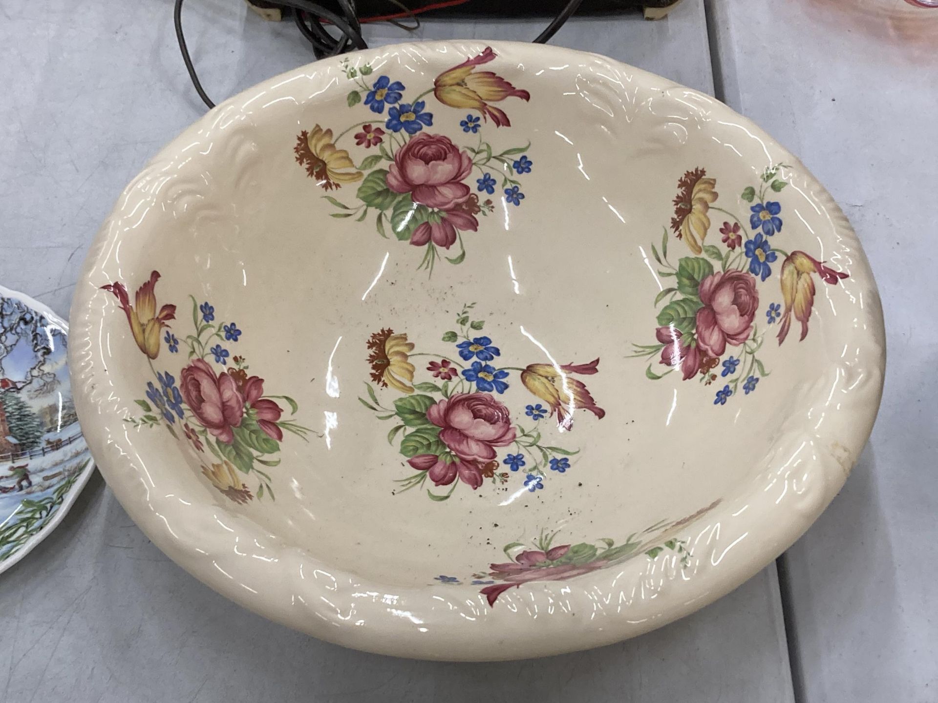 A VICTORIAN STYLE WASH JUG AND BOWL SET, MADE IN ENGLAND WITH CROWN MARK - Bild 3 aus 4