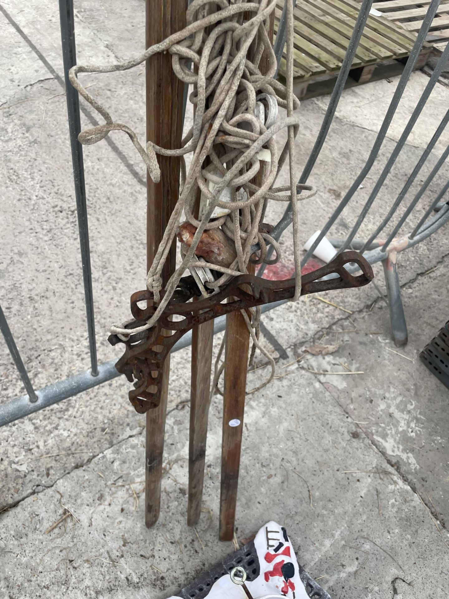 A DECORATIVE METAL CHRISTMAS TREE STAND AND A VINTAGE CEILING CLOTHES AIRER - Bild 3 aus 3