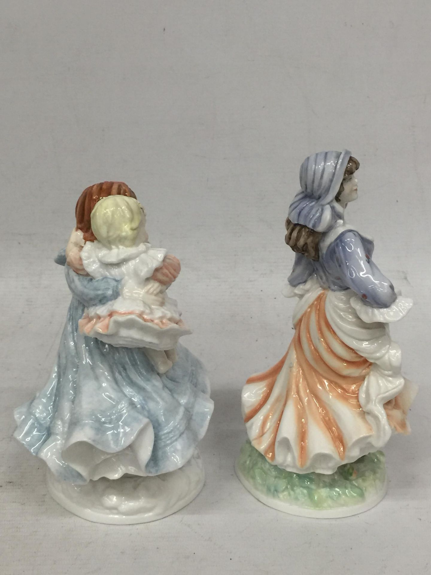 TWO LIMITED EDITION ROYAL WORCESTER FIGURES - 'LOVE' & 'ROSIE PICKING APPLES' - Bild 2 aus 4