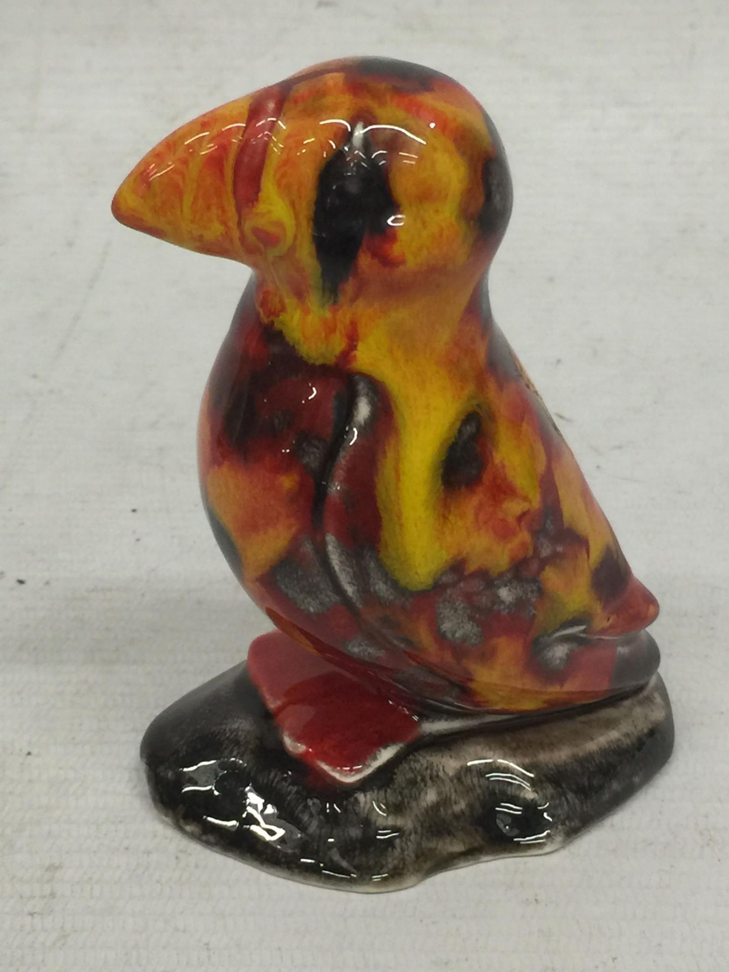 AN ANITA HARRIS PUFFIN ANIMAL FIGURE, SIGNED IN GOLD - Image 2 of 4