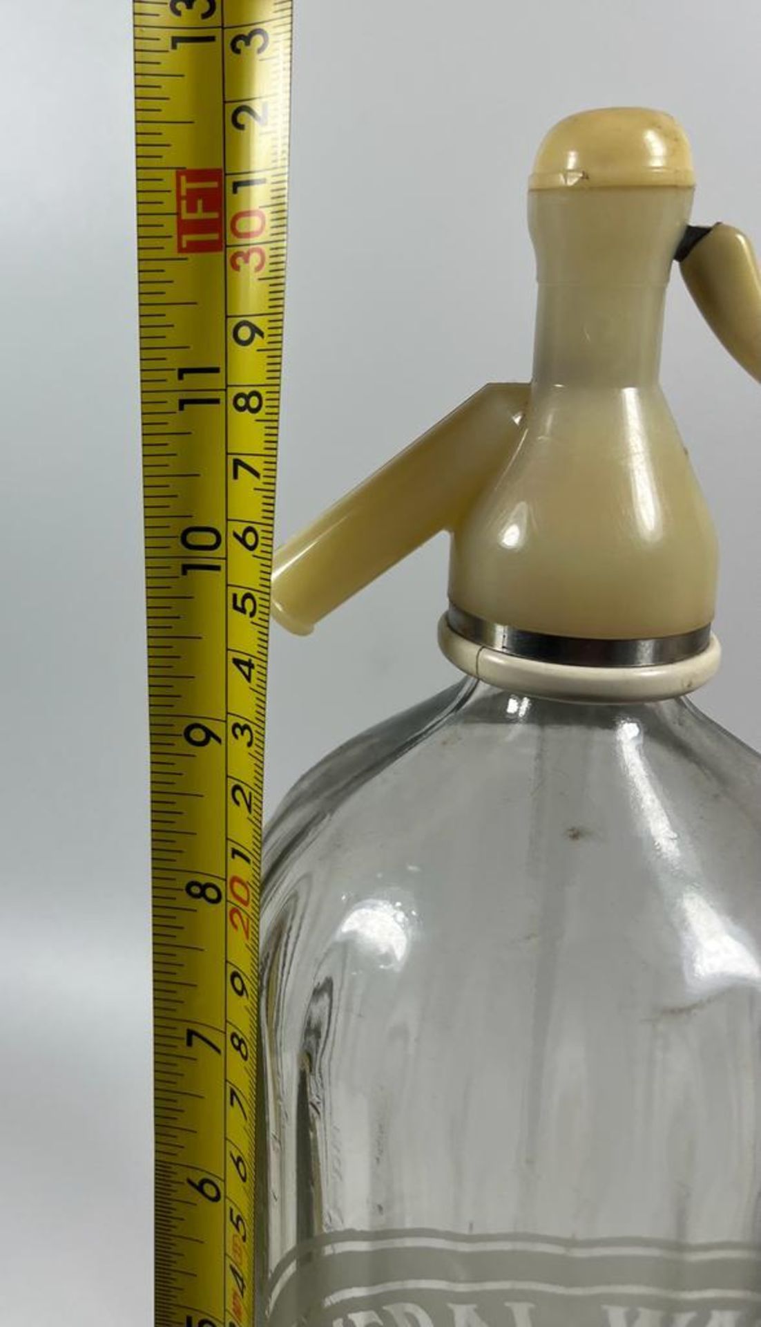 A VINTAGE 1950'S LION MINERAL WATER, BLACKBURN FACTORY, SODA SIPHON, HEIGHT 32 CM - Bild 4 aus 4