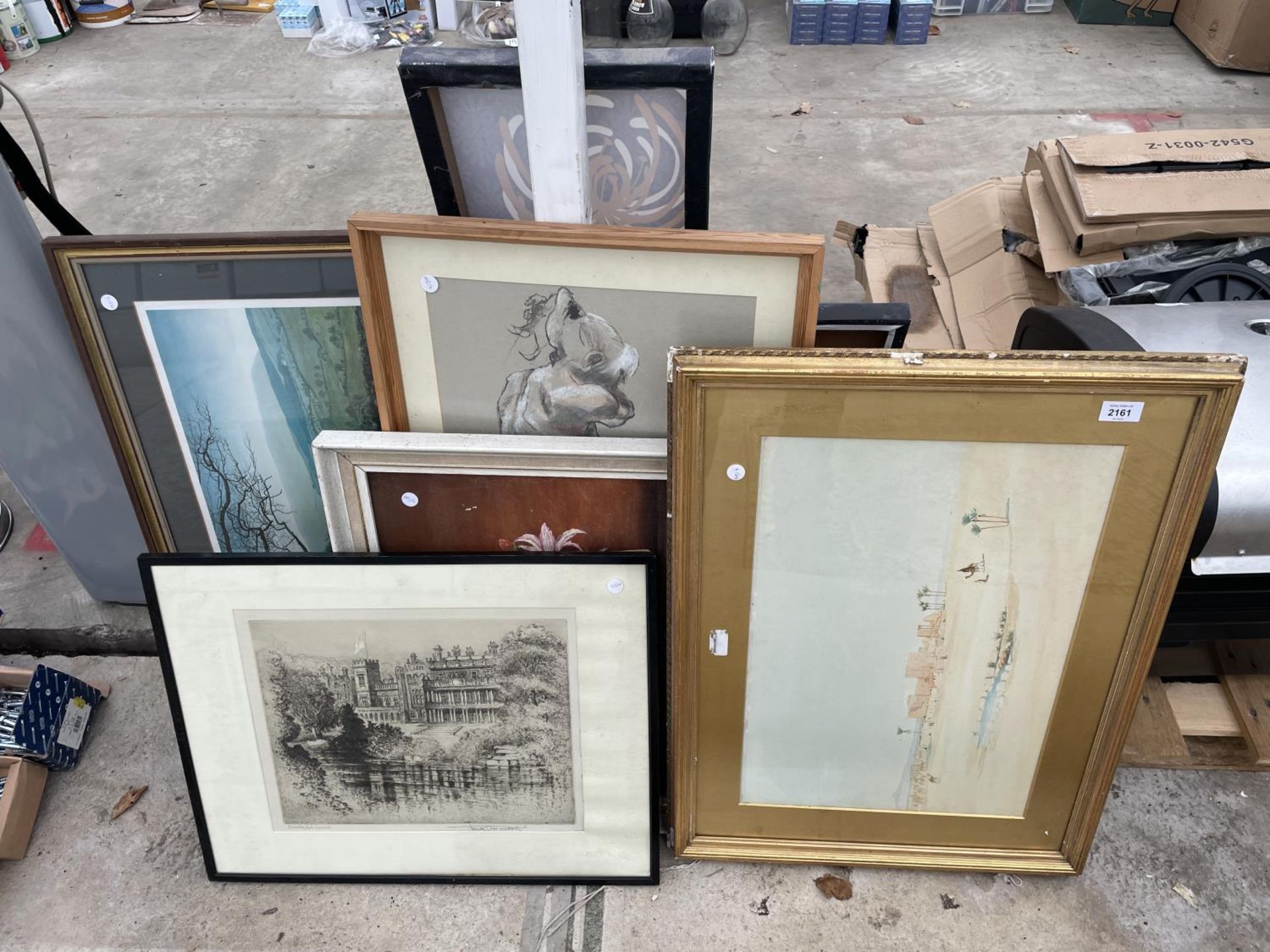 AN ASSORTMENT OF FRAMED PRINTS AND PICTURES