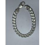 A HEAVY MARKED SILVER FLAT LINK BRACELET LENGTH 20.5 CM WEIGHT 29.7 GRAMS