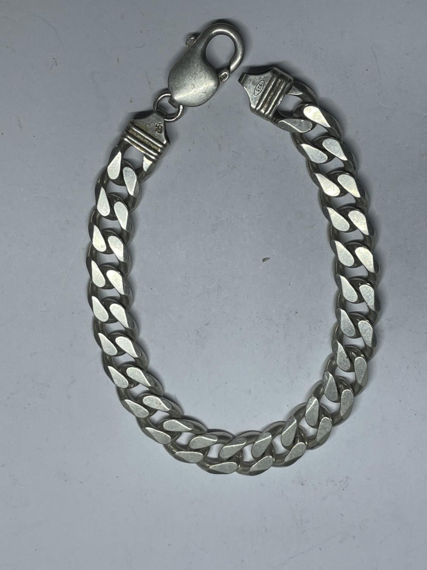 A HEAVY MARKED SILVER FLAT LINK BRACELET LENGTH 20.5 CM WEIGHT 29.7 GRAMS