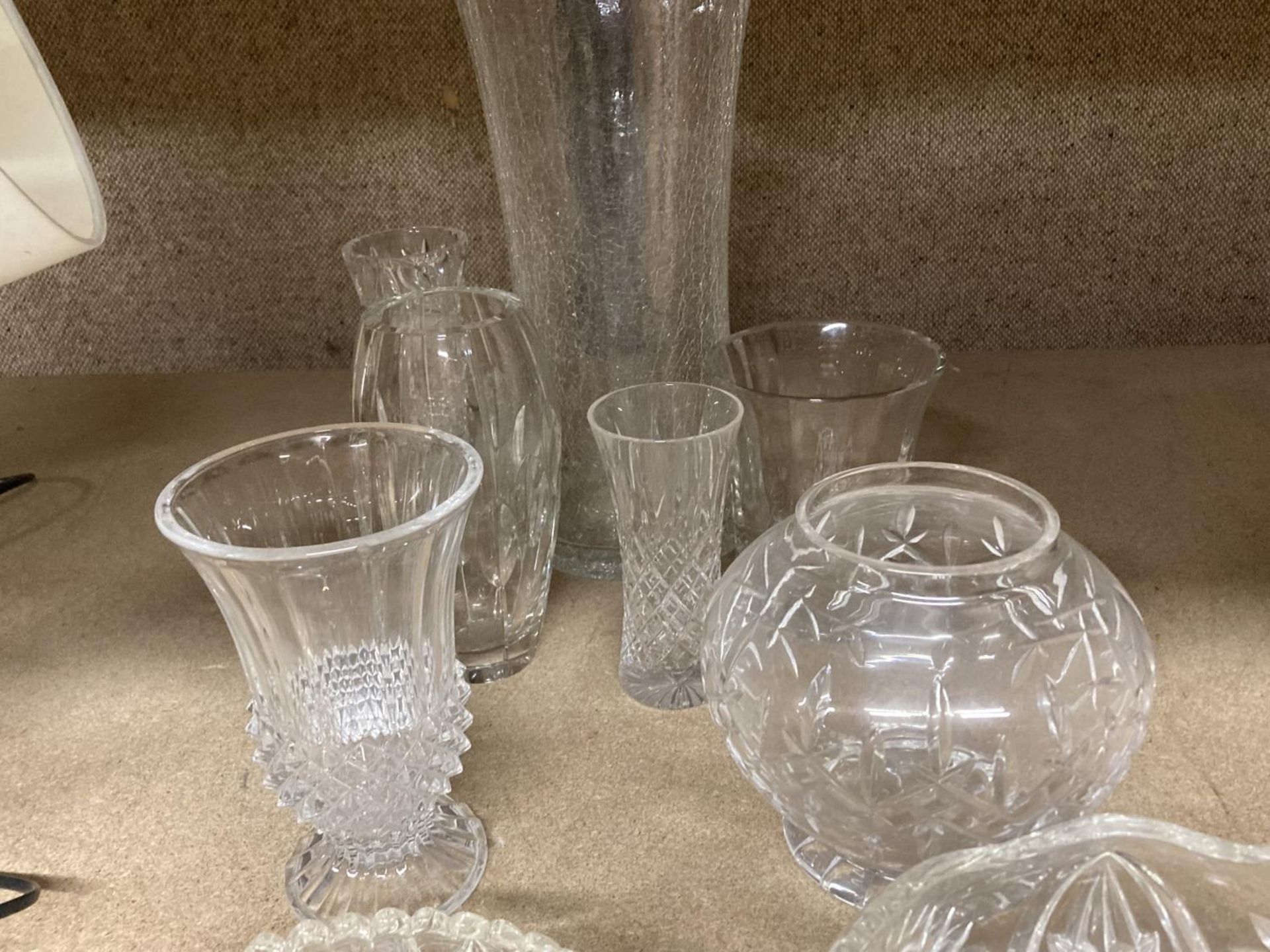 A GROUP OF VINTAGE GLASSWARE, CUT GLASS BOWLS ETC - Image 3 of 4