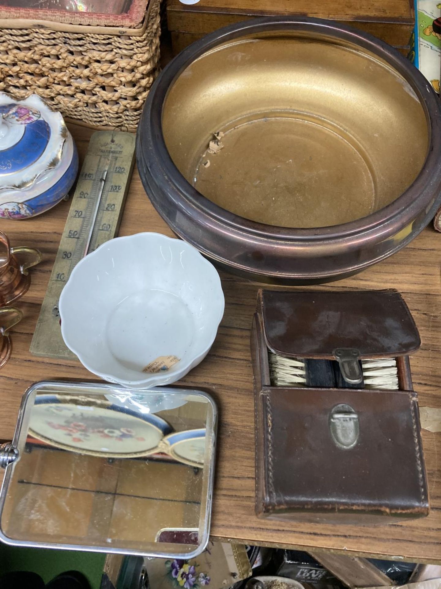 A MIXED LOT TO INCLUDE A COPPER TRAY, SEWING BASKET, J FRYER SMALL VASE, VINTAGE CLOTH'S BRUSH IN - Image 4 of 5