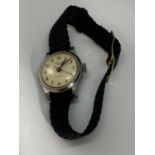 A GENTS VINTAGE WRIST WATCH, WORKING AT TIME OF LOTTING