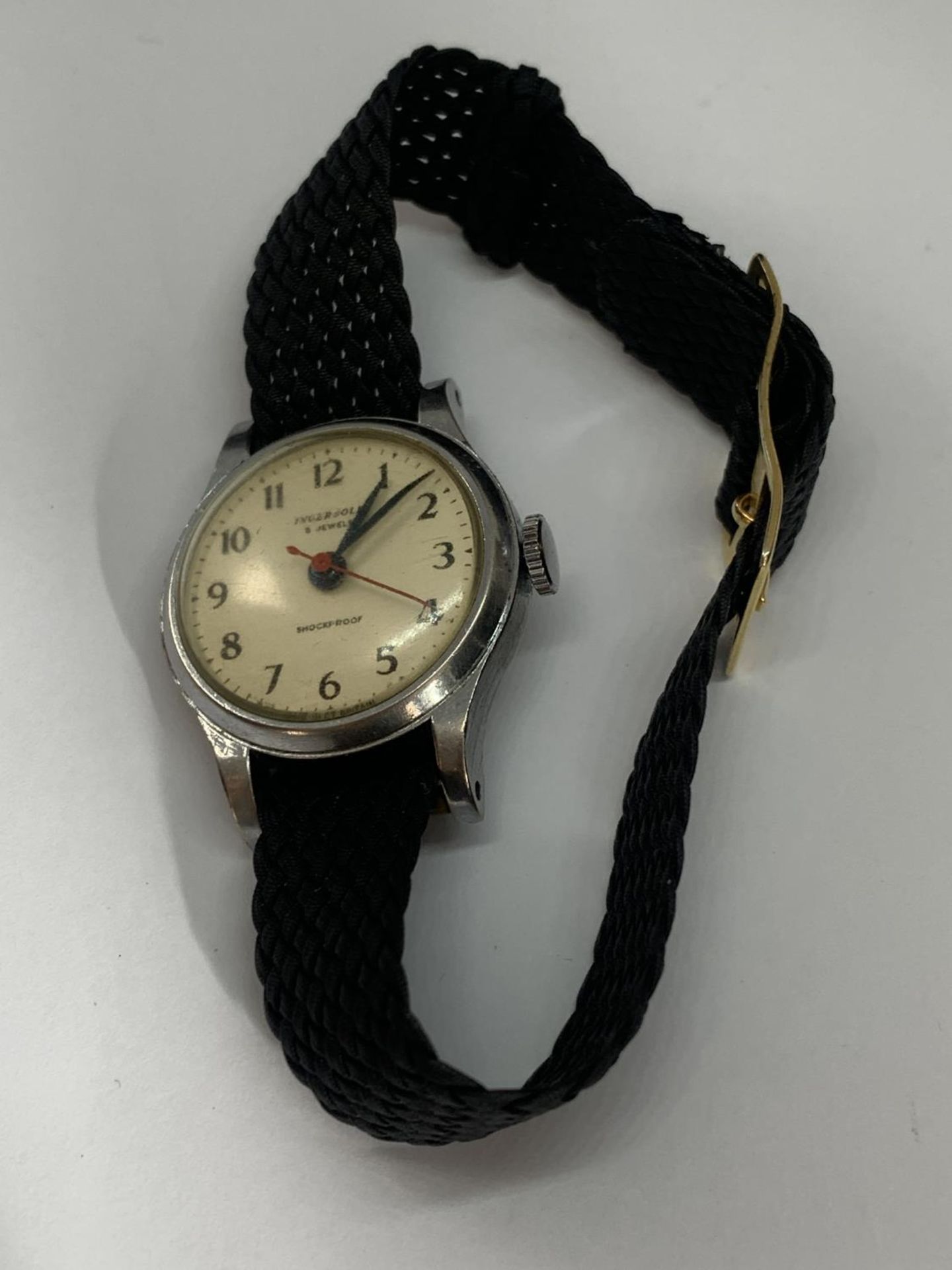 A GENTS VINTAGE WRIST WATCH, WORKING AT TIME OF LOTTING